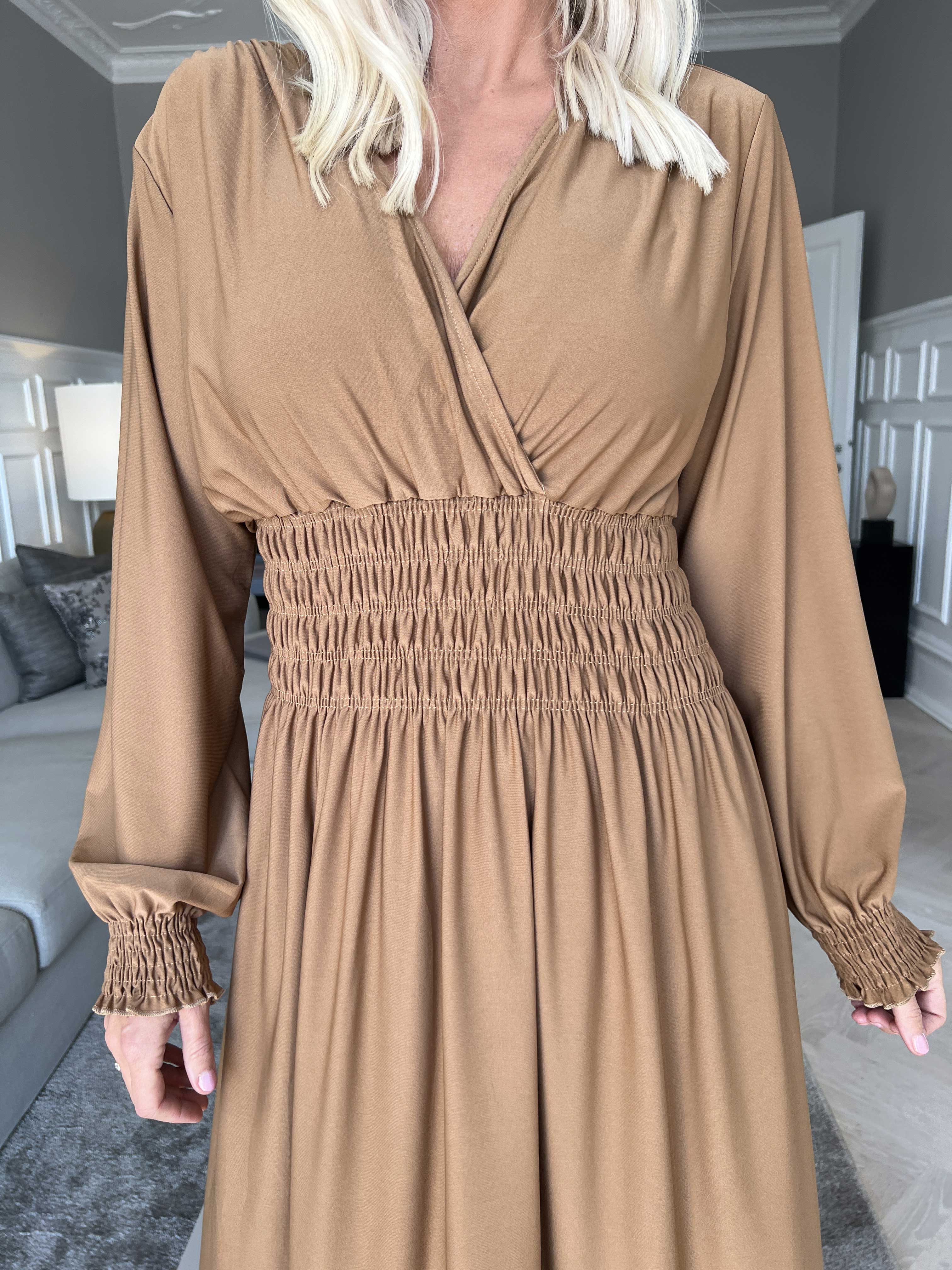 Pams Plain Midi L/S - Elastisk klänning med smock och långa ärmar