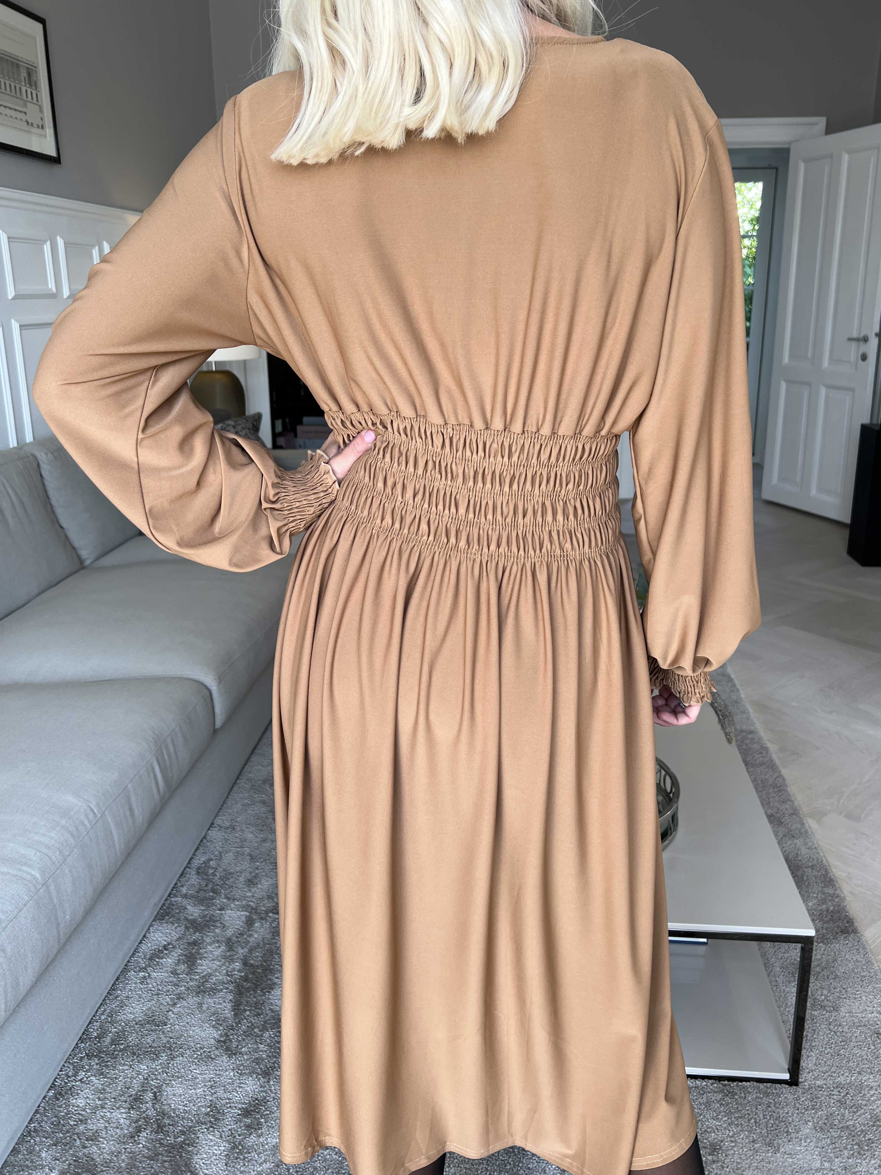 Pams Plain Midi L/S - Elastisk klänning med smock och långa ärmar