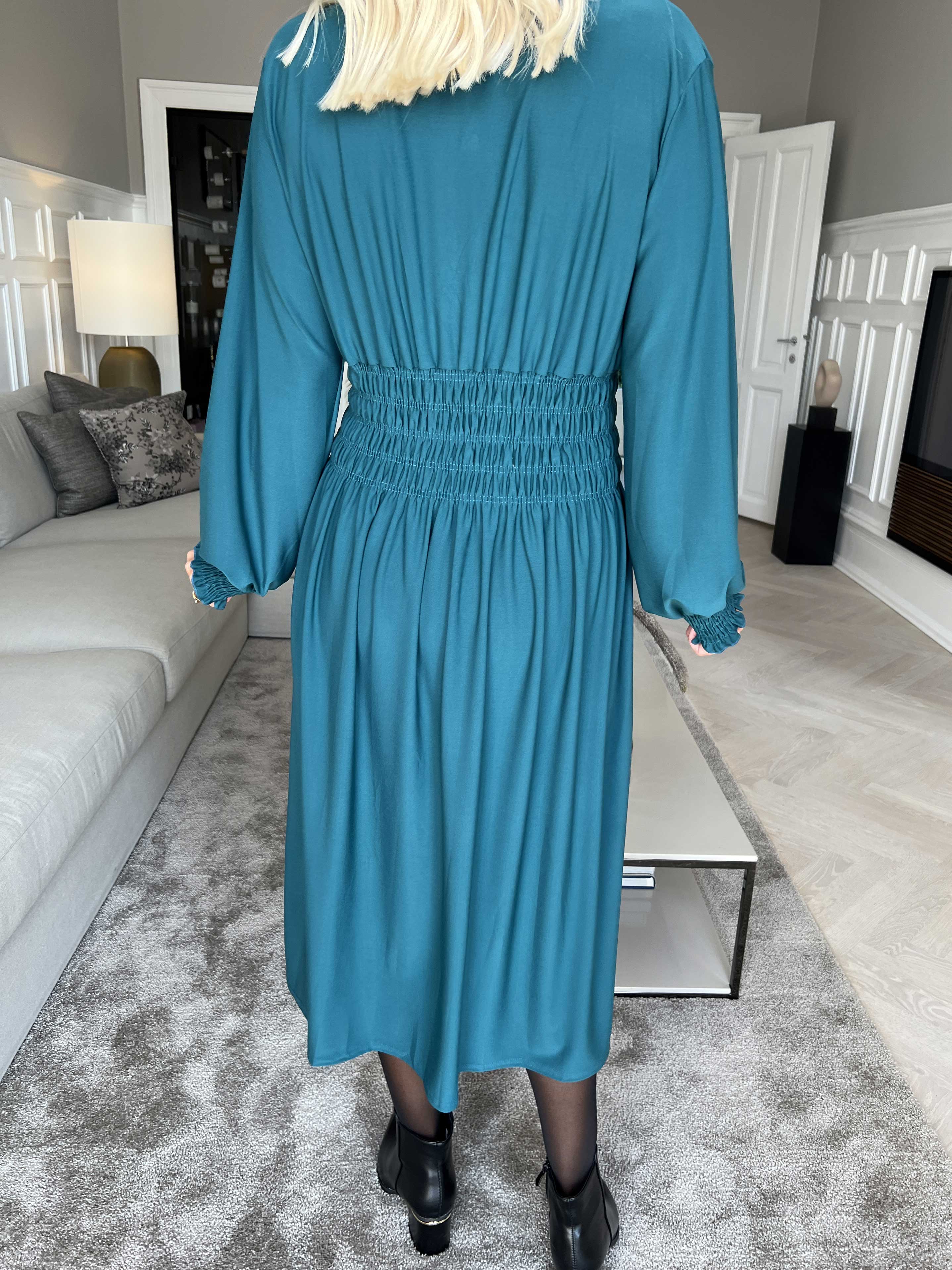 Pams Plain Midi L/S - Elastisk klänning med smock och långa ärmar