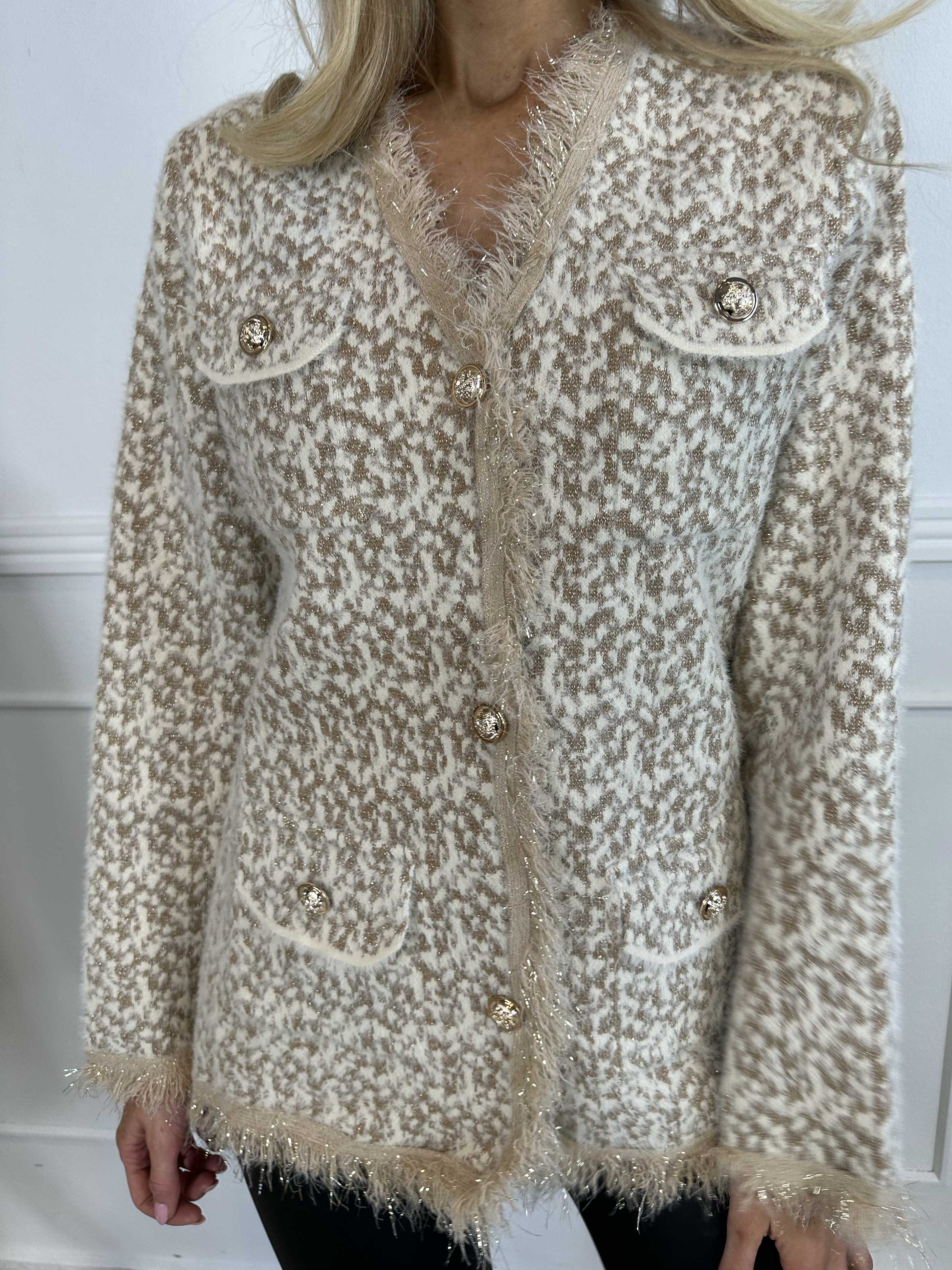 Larna - Mjuk och mysig kofta med glittertrådar och guldknappar