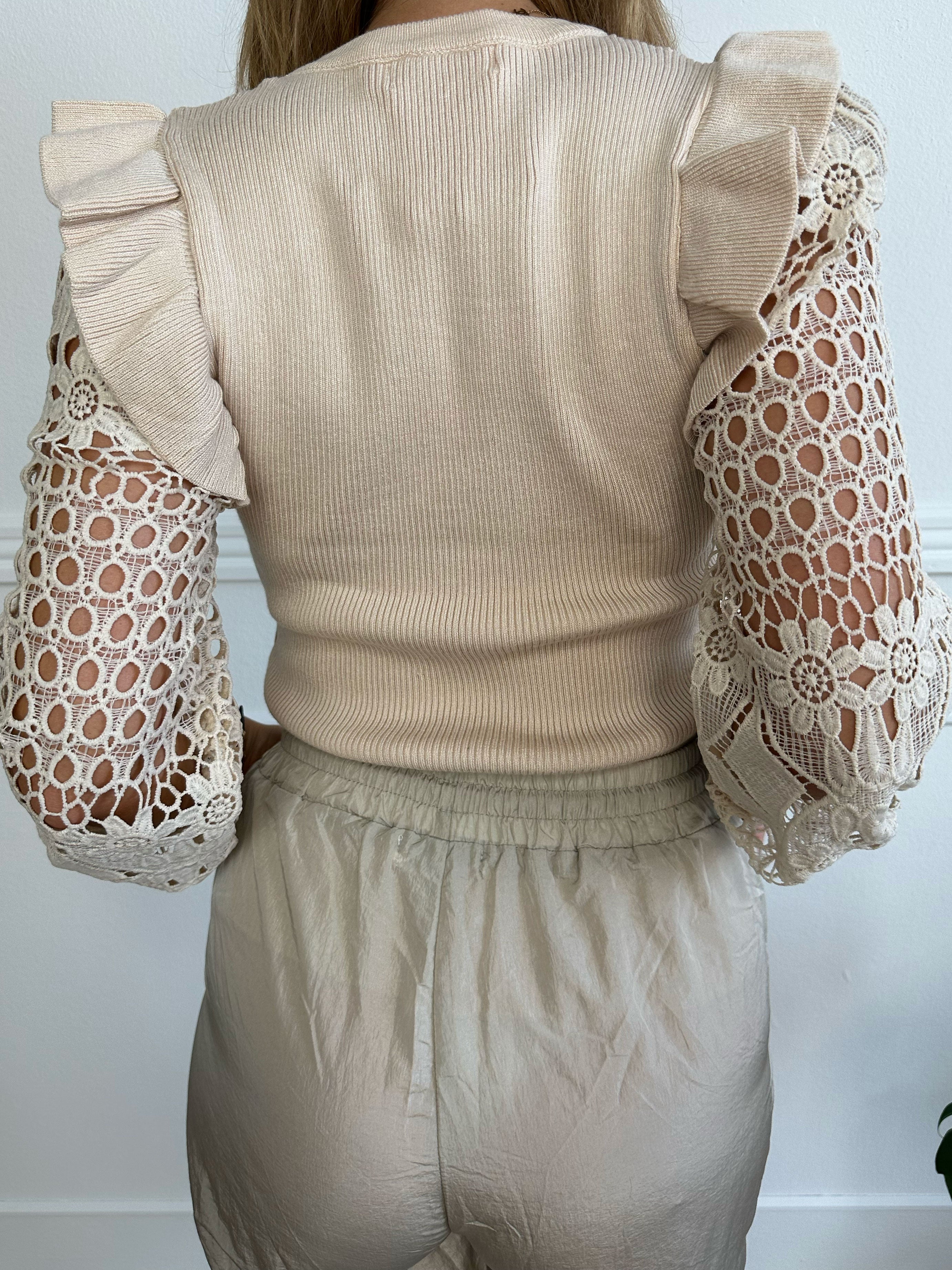 Diamond - Stickad blus med broderade ärmar och volangdetaljer