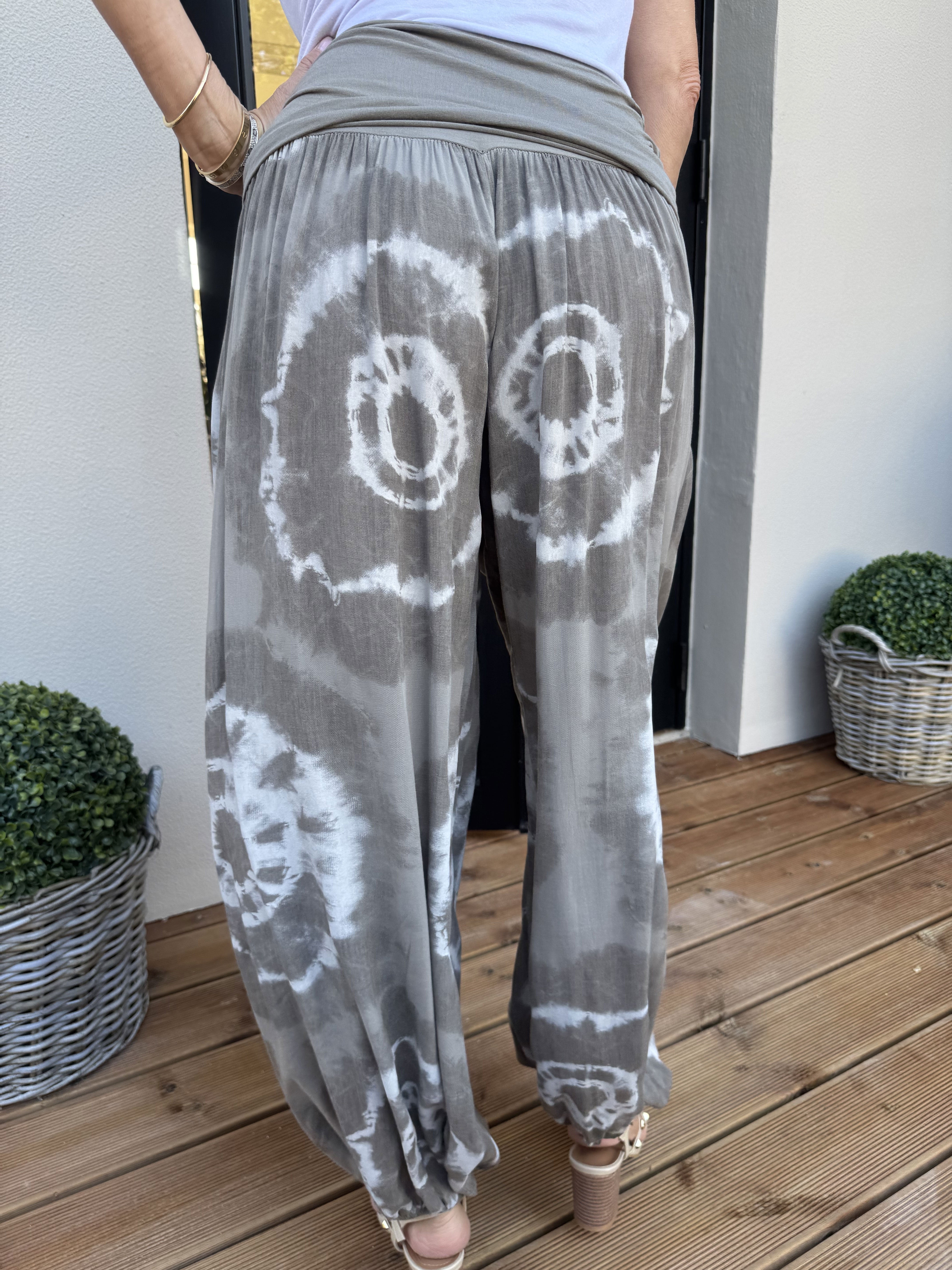 Drew Batik - Bohemiska byxor i ljus viskos