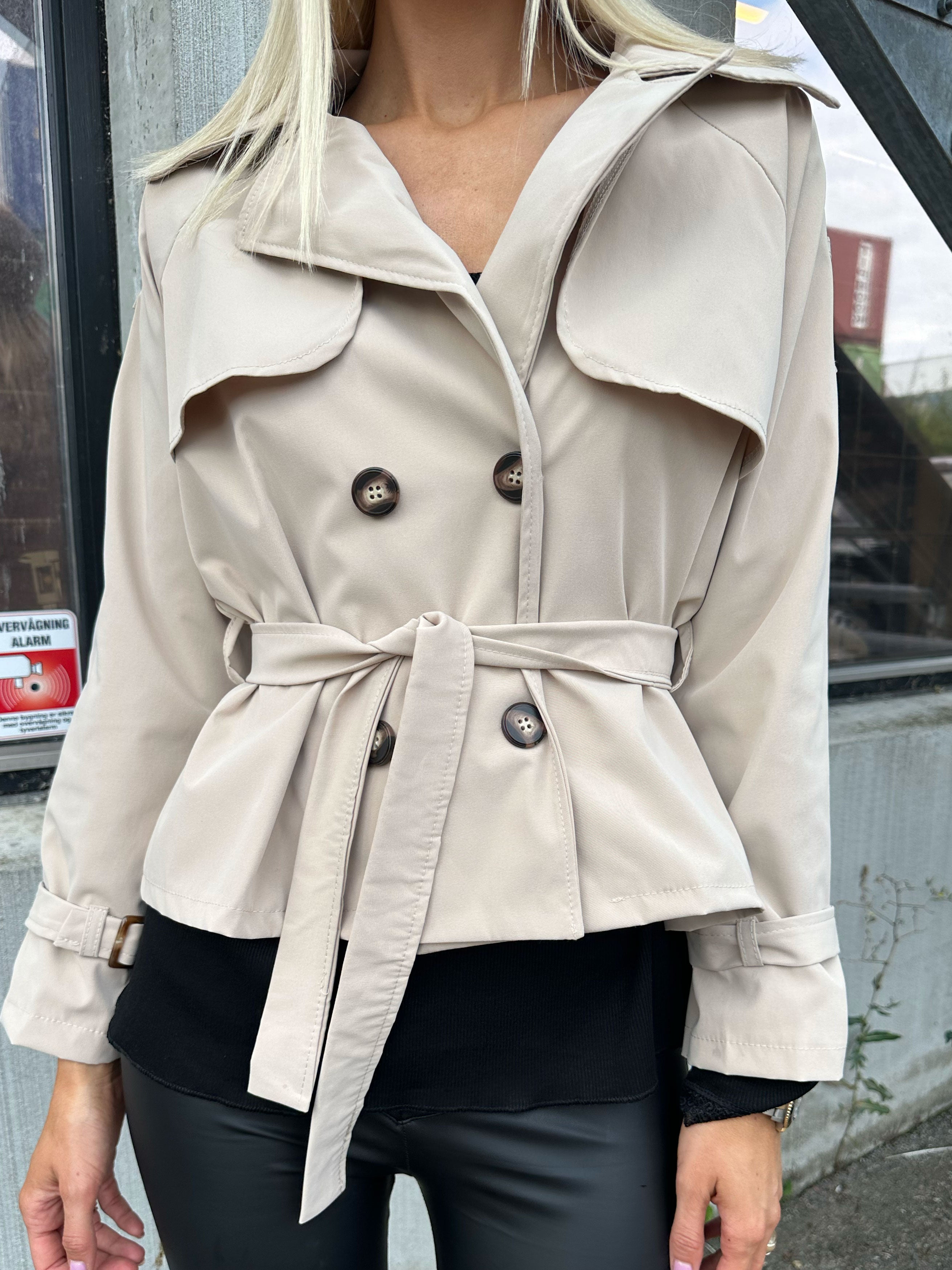 Carmen - Kort trenchcoat med knappar