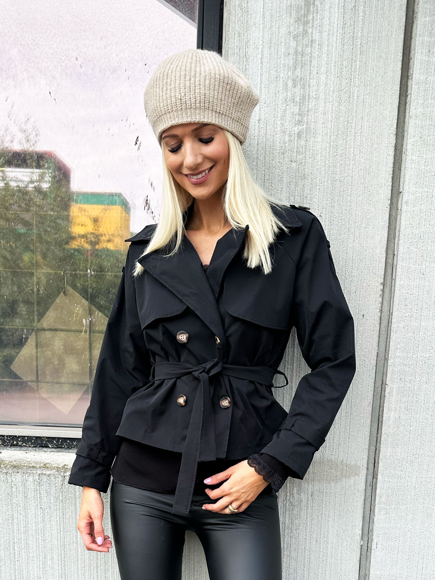 Carmen - Kort trenchcoat med knappar
