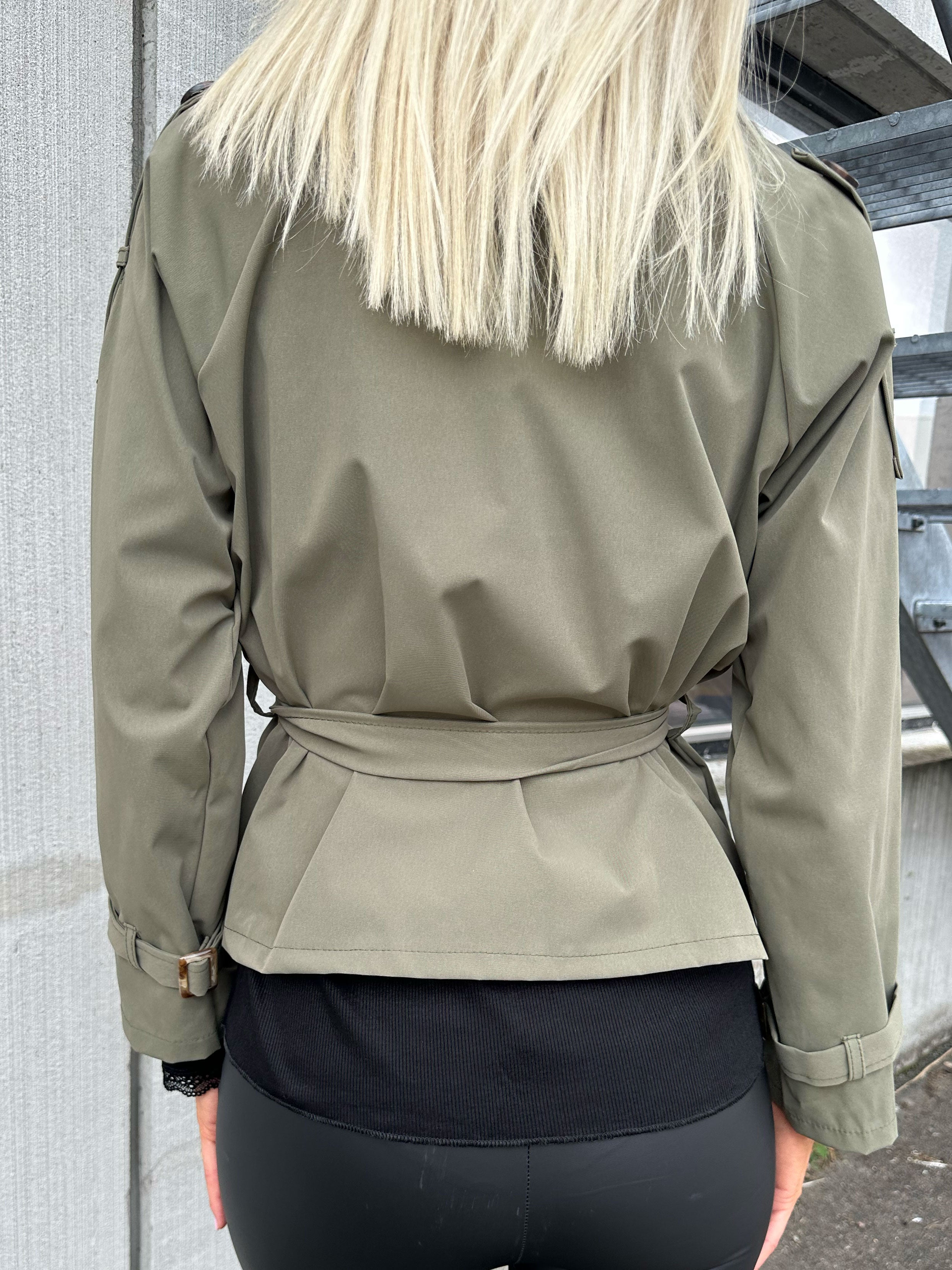 Carmen - Kort trenchcoat med knappar