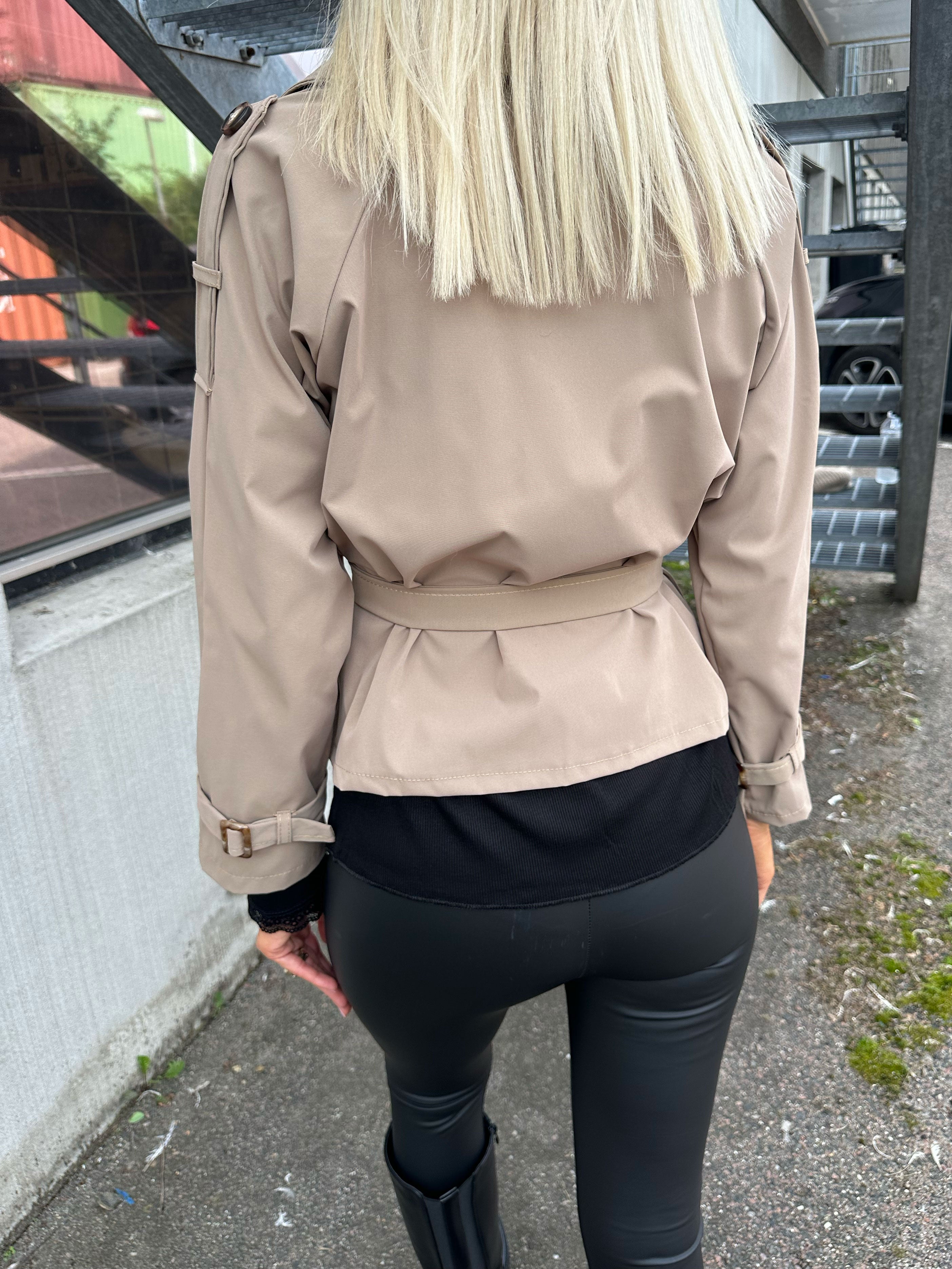 Carmen - Kort trenchcoat med knappar
