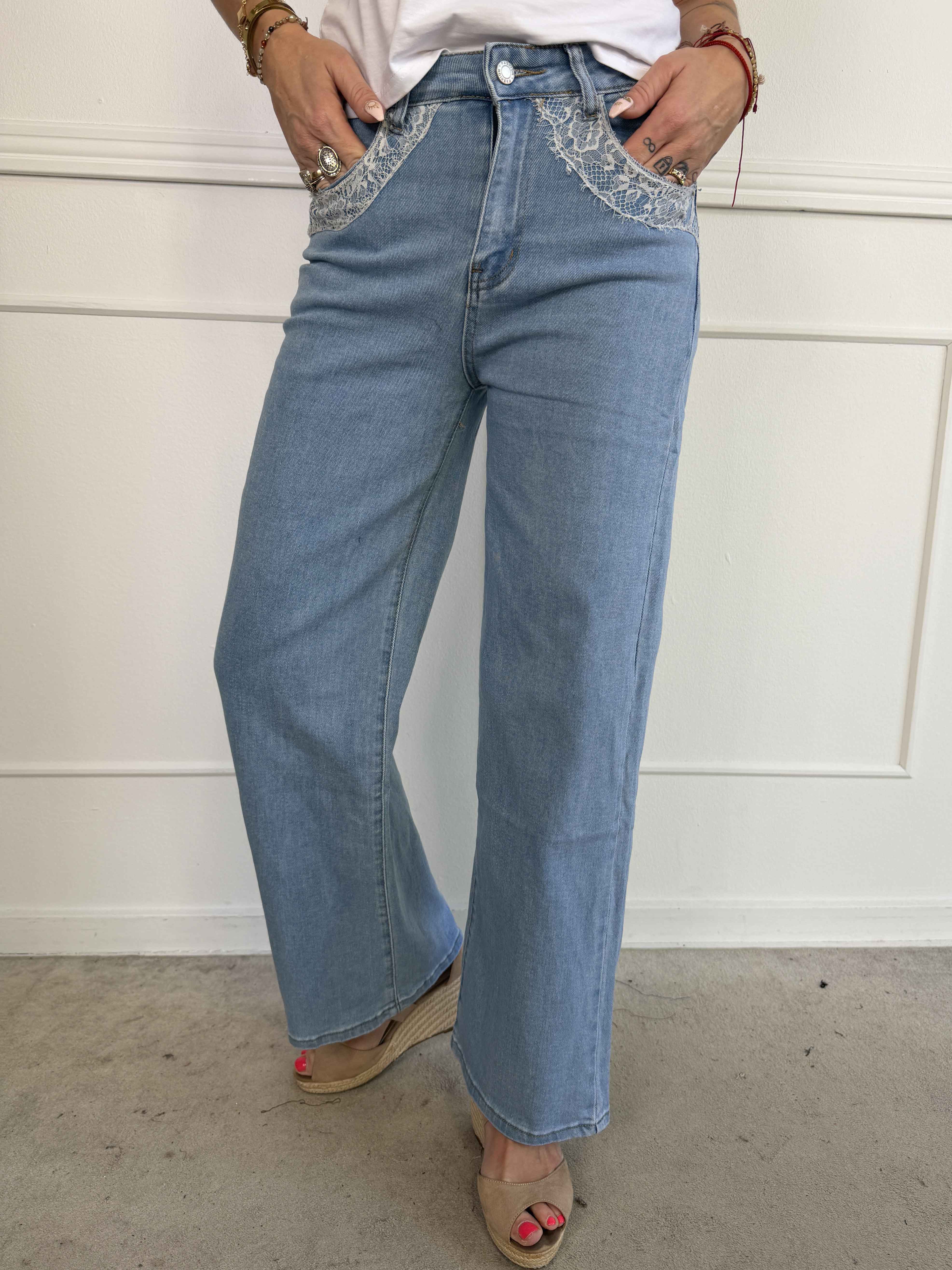 Evelin - Lätta jeans med vida ben och fina spetsdetaljer