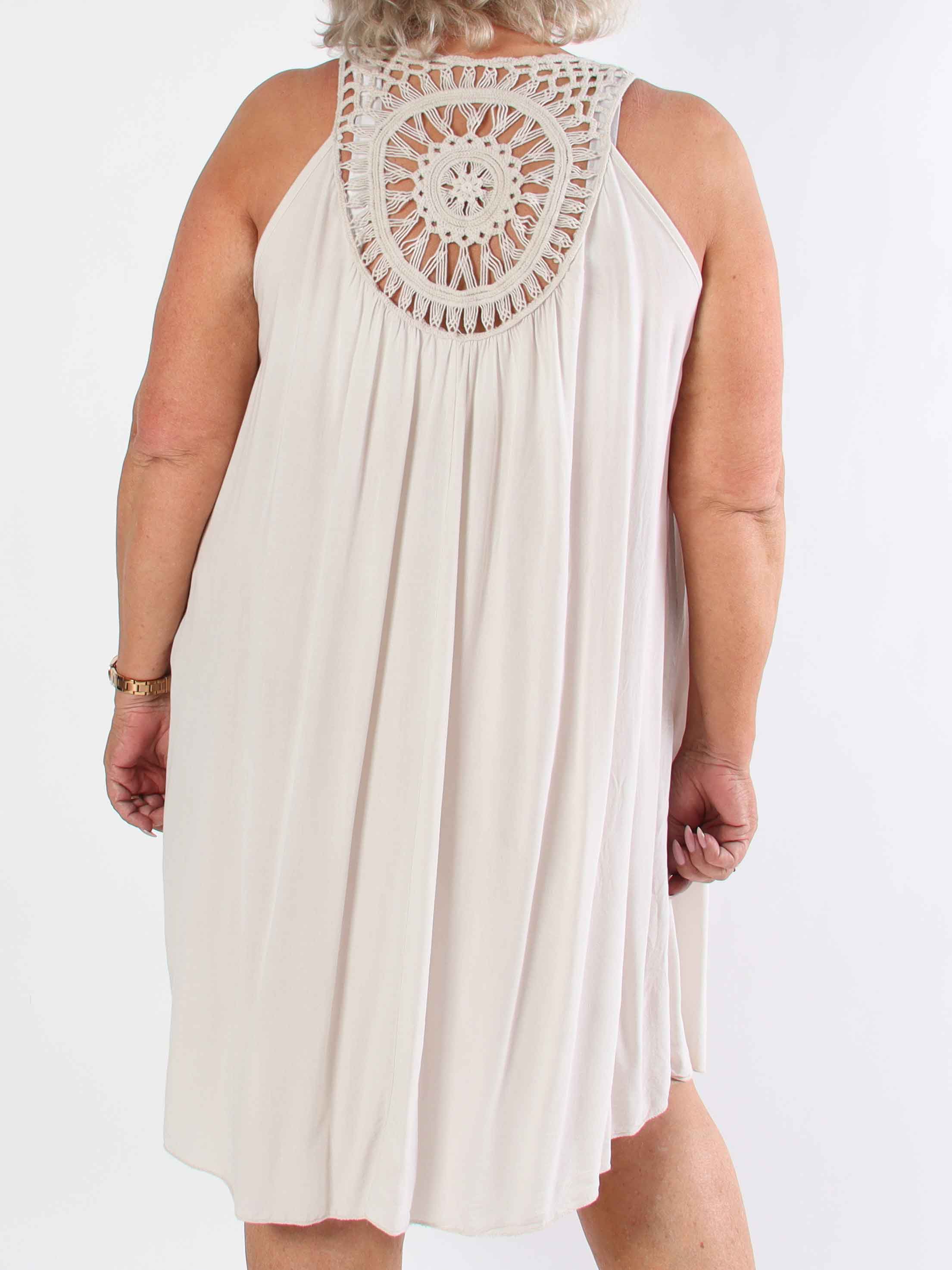 Medea - Simpel plus size sommarklänning i viskos med broderad rygg