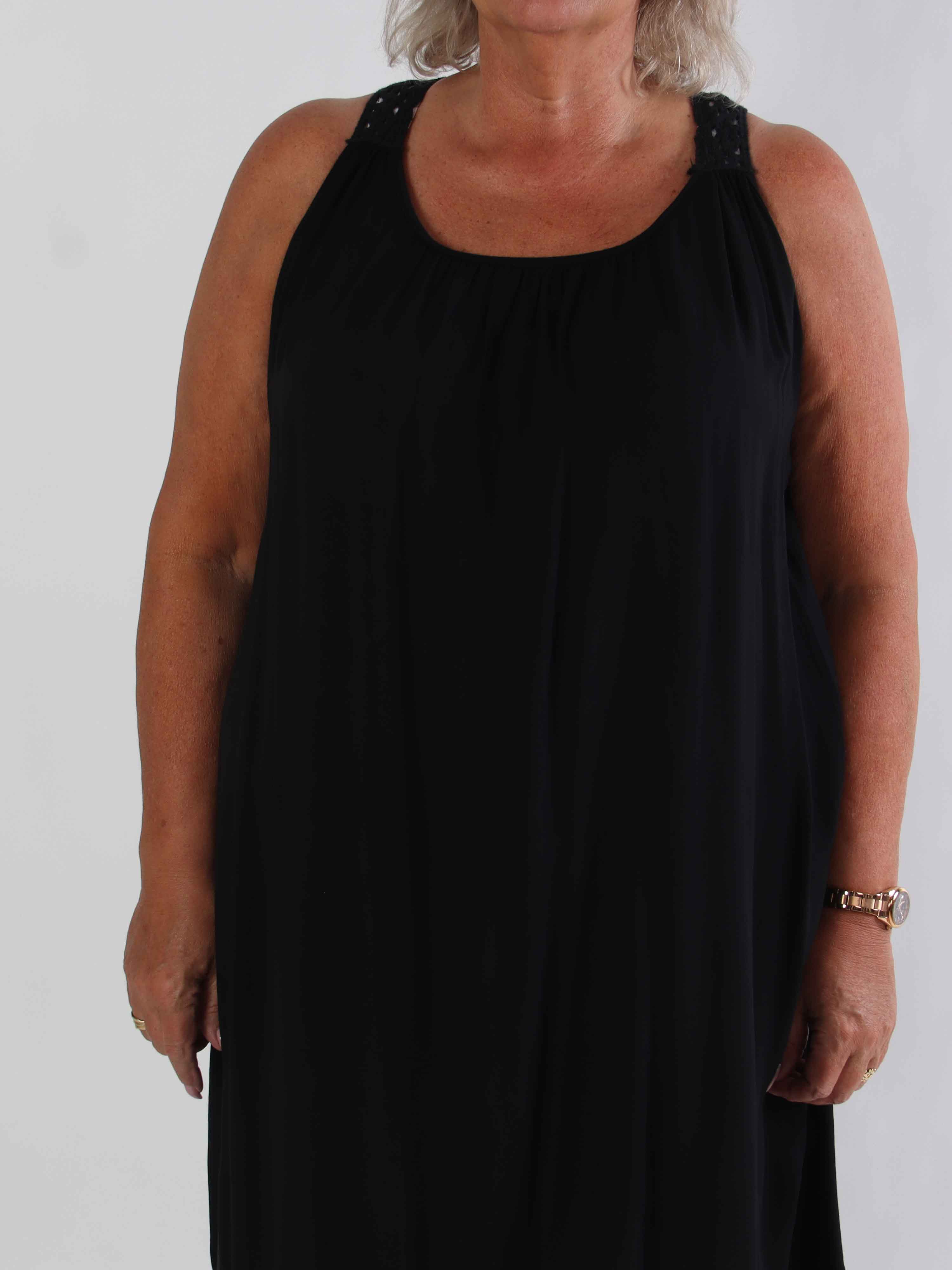 Medea - Simpel plus size sommarklänning i viskos med broderad rygg