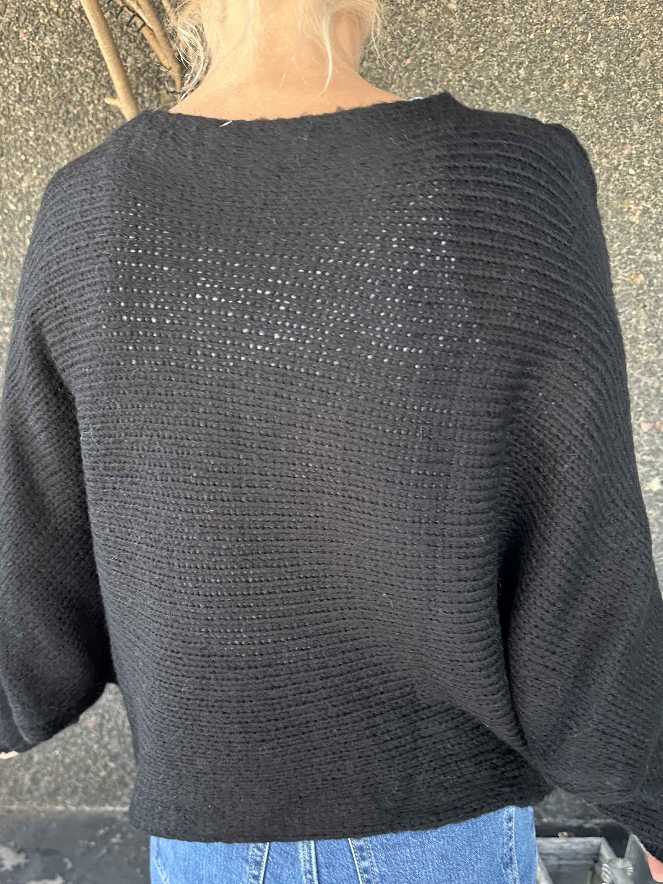 Sonja - Kort stickad tröja med kryssdetalj framtill