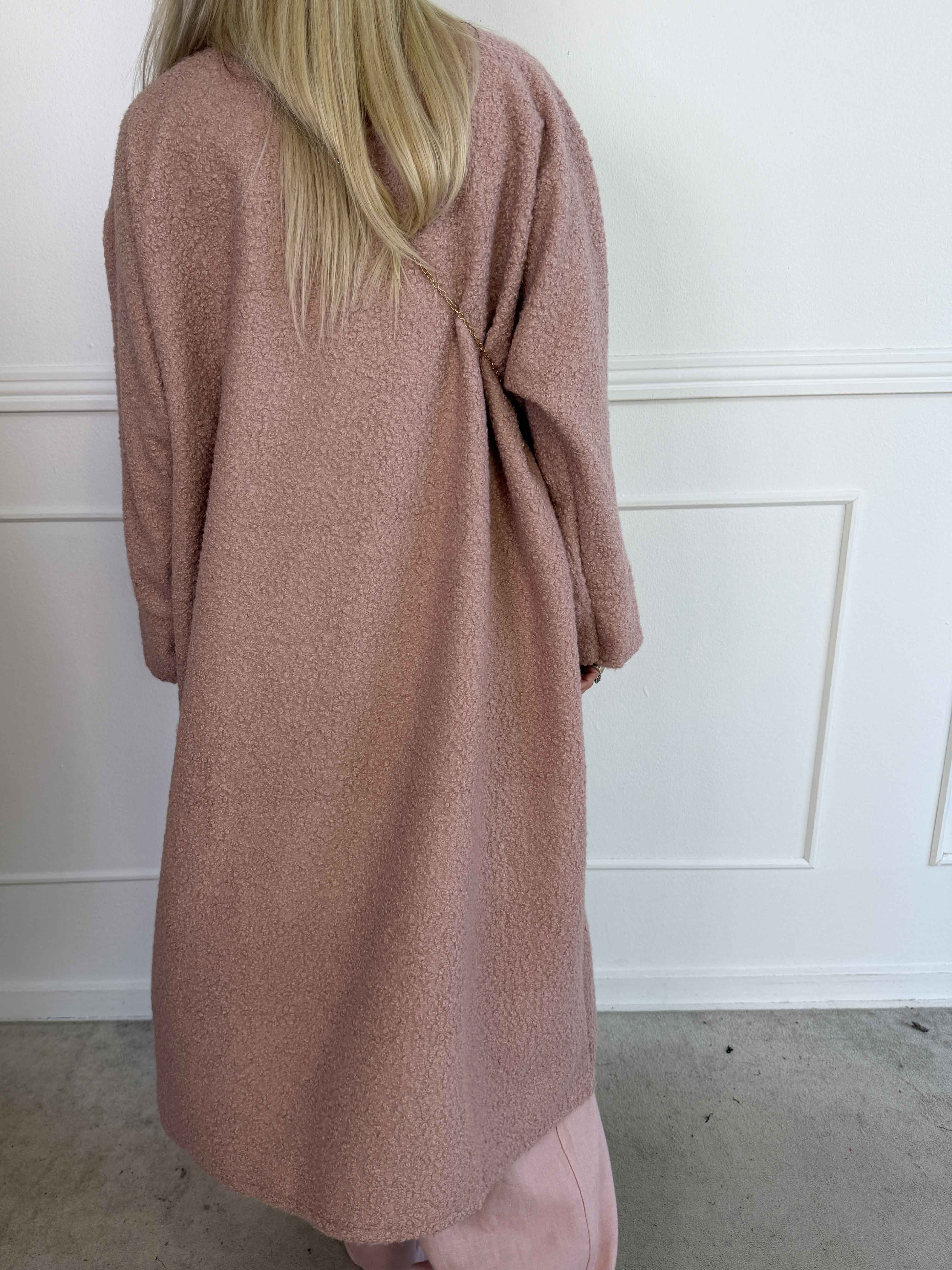 Annah Teddy - Oversized kappa i mjukt teddytyg med synliga sömmar och stora fickor