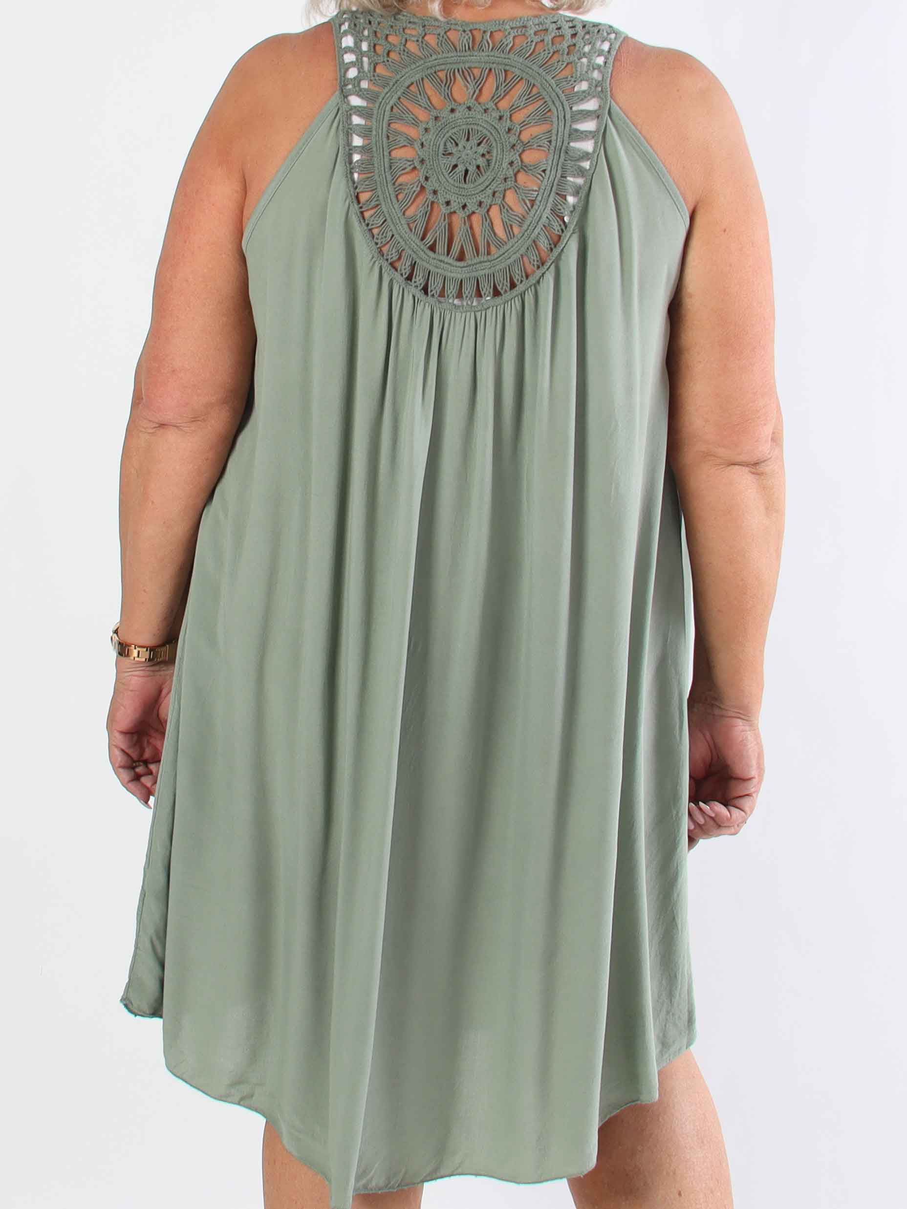 Medea - Simpel plus size sommarklänning i viskos med broderad rygg