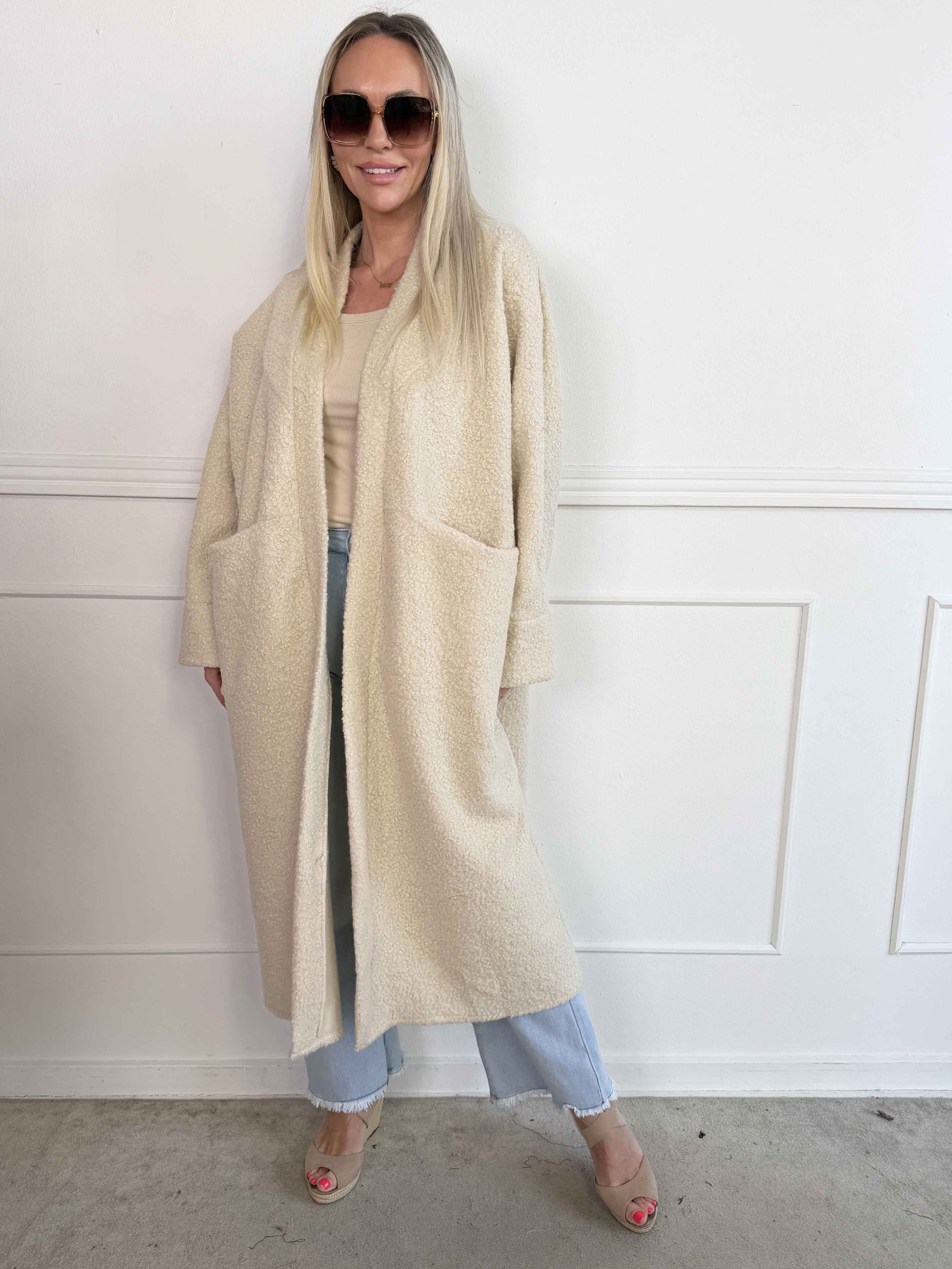 Annah Teddy - Oversized kappa i mjukt teddytyg med synliga sömmar och stora fickor