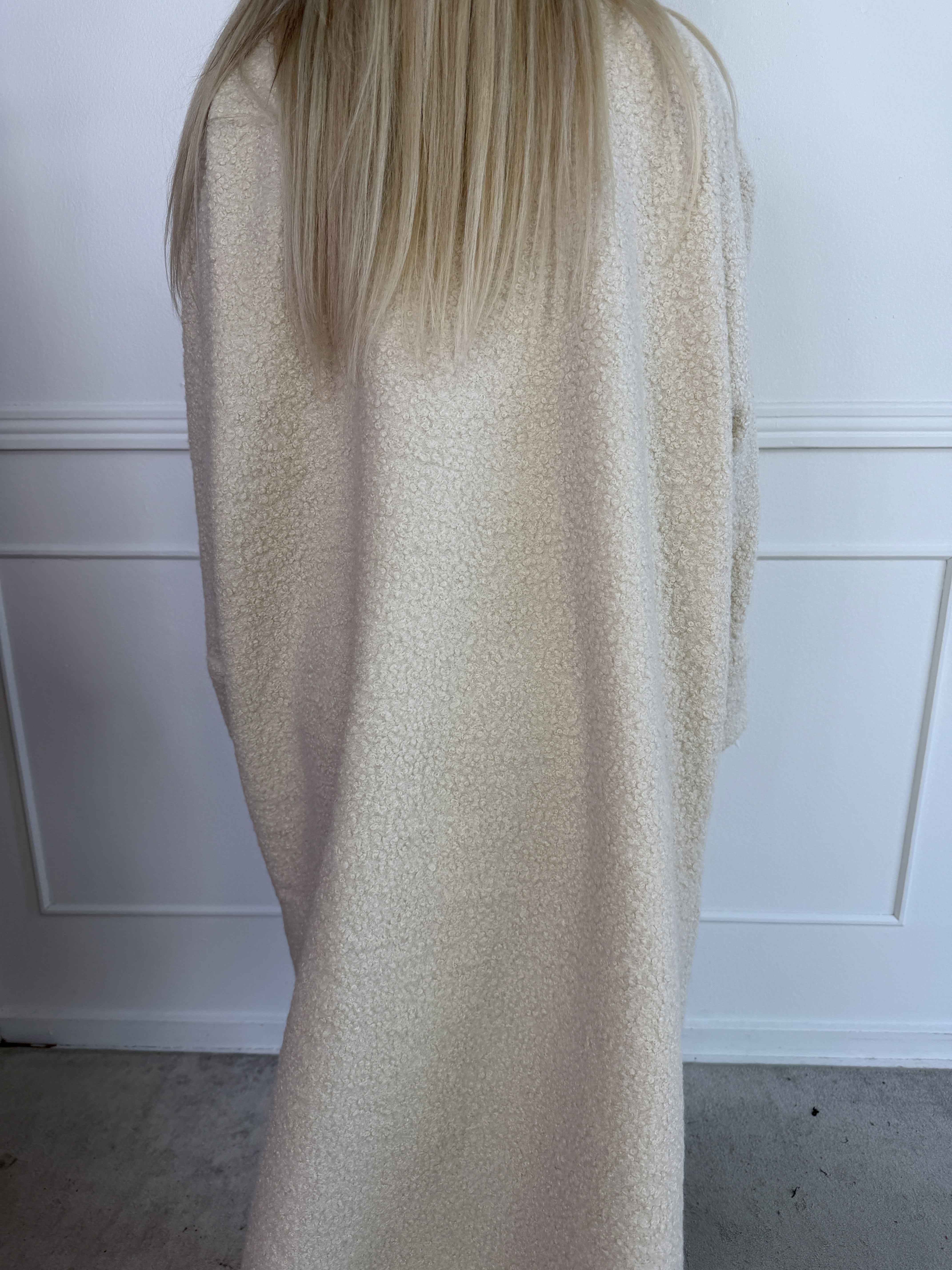 Annah Teddy - Oversized kappa i mjukt teddytyg med synliga sömmar och stora fickor