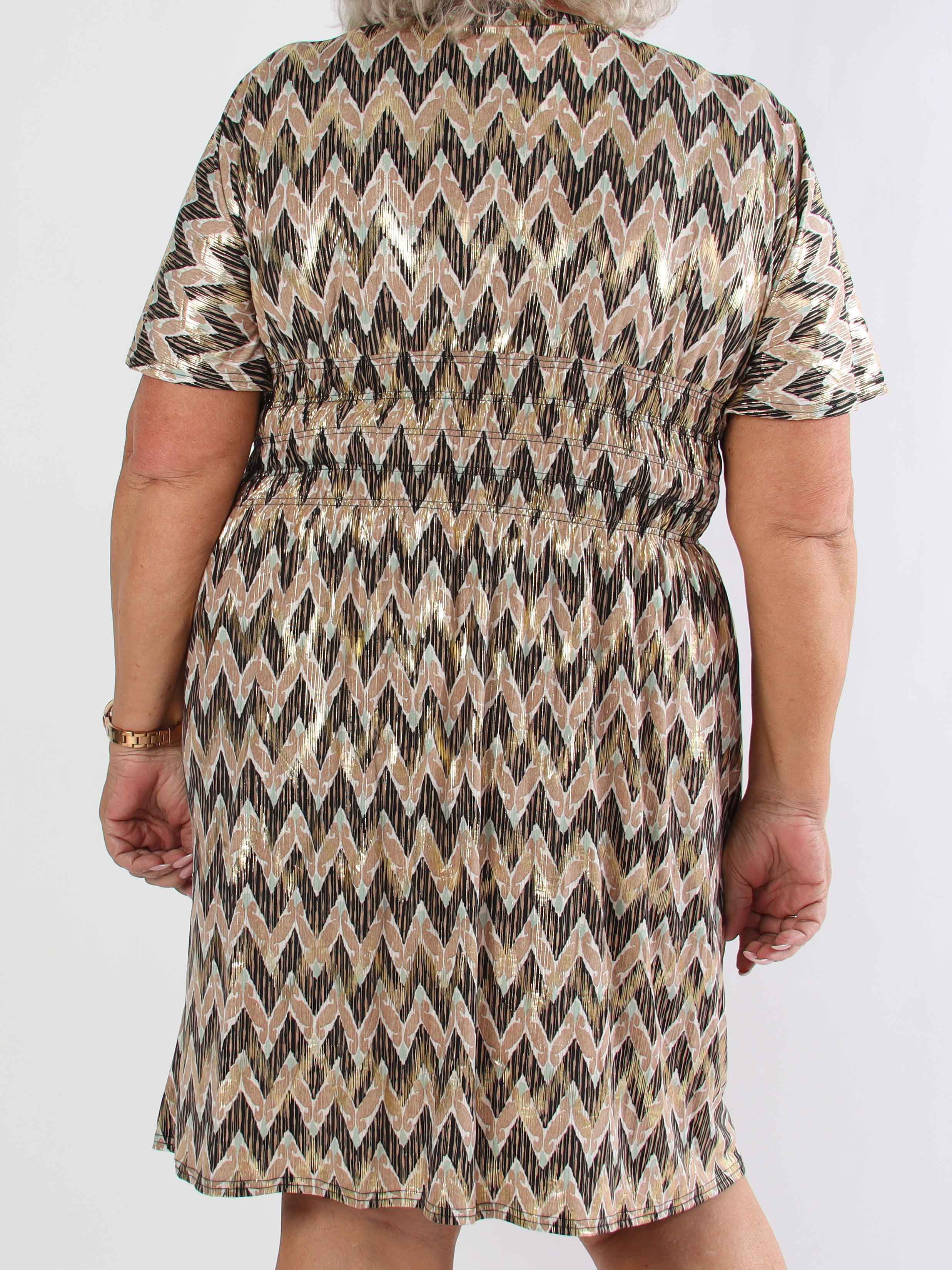 Pams Zigzag Short - Elastisk mönstrad plus size klänning med guld detaljer