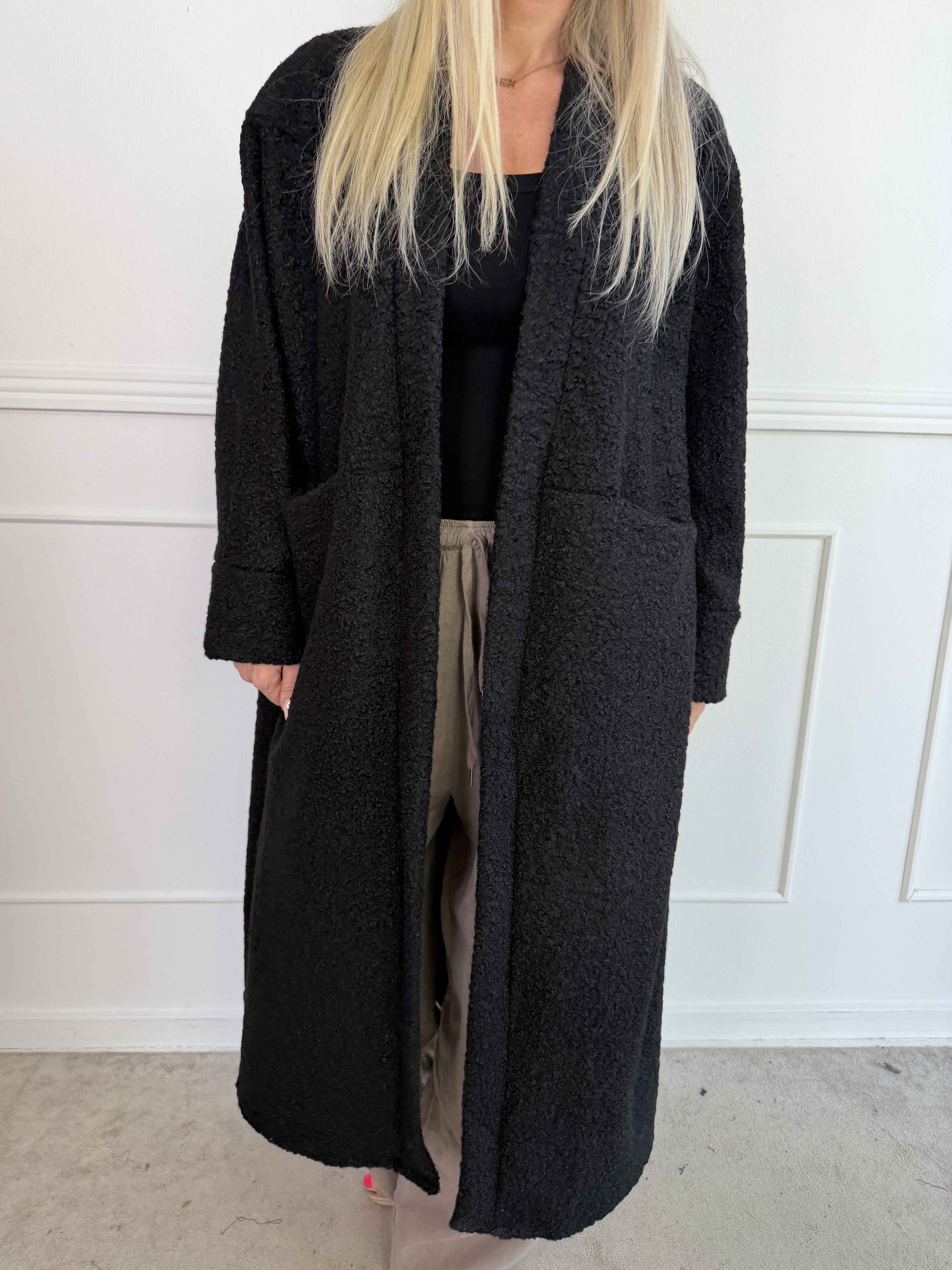 Annah Teddy - Oversized kappa i mjukt teddytyg med synliga sömmar och stora fickor