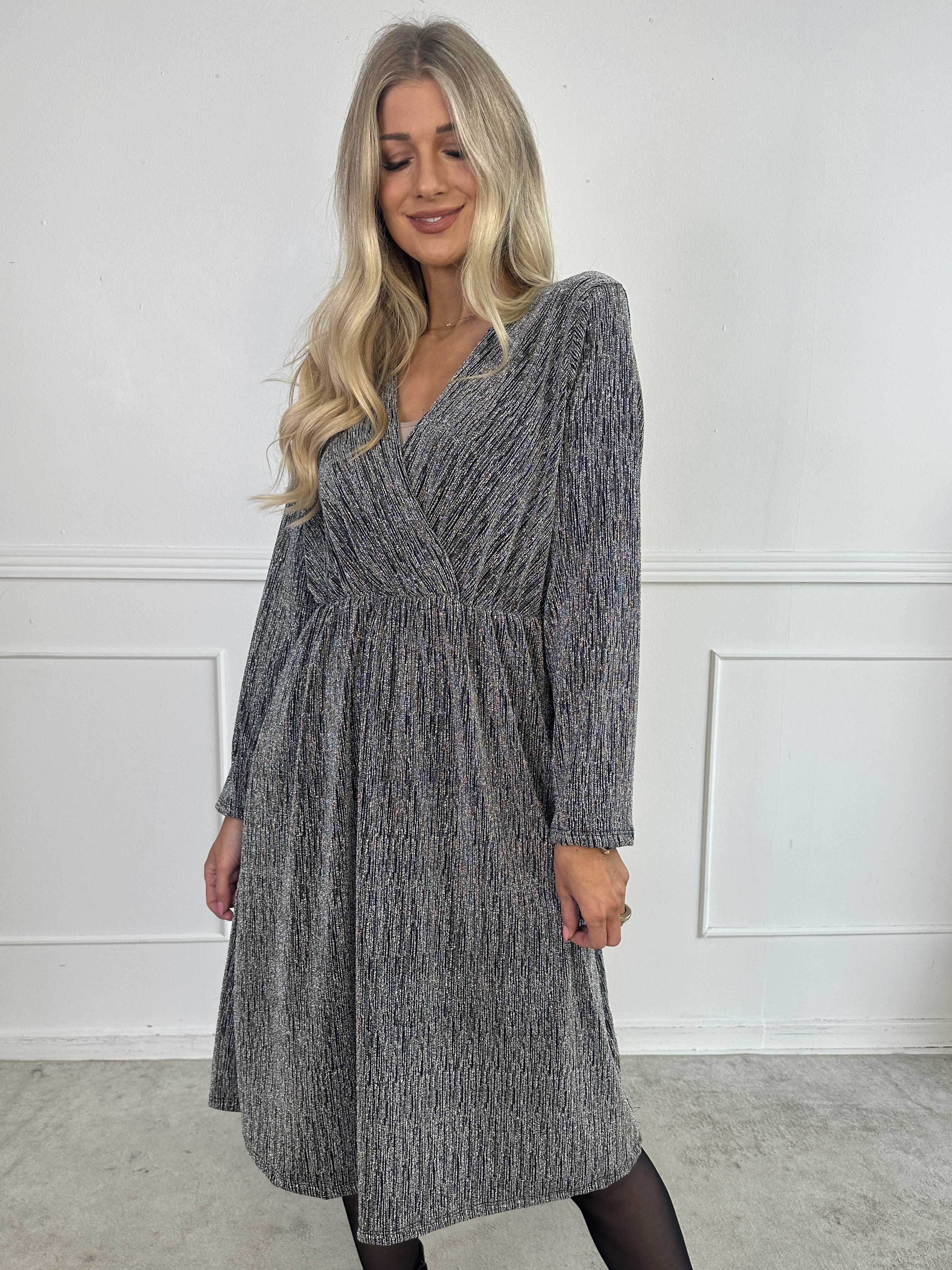 Lina - Söt festklänning med glittertråd och elegant korsdetalj vid bysten