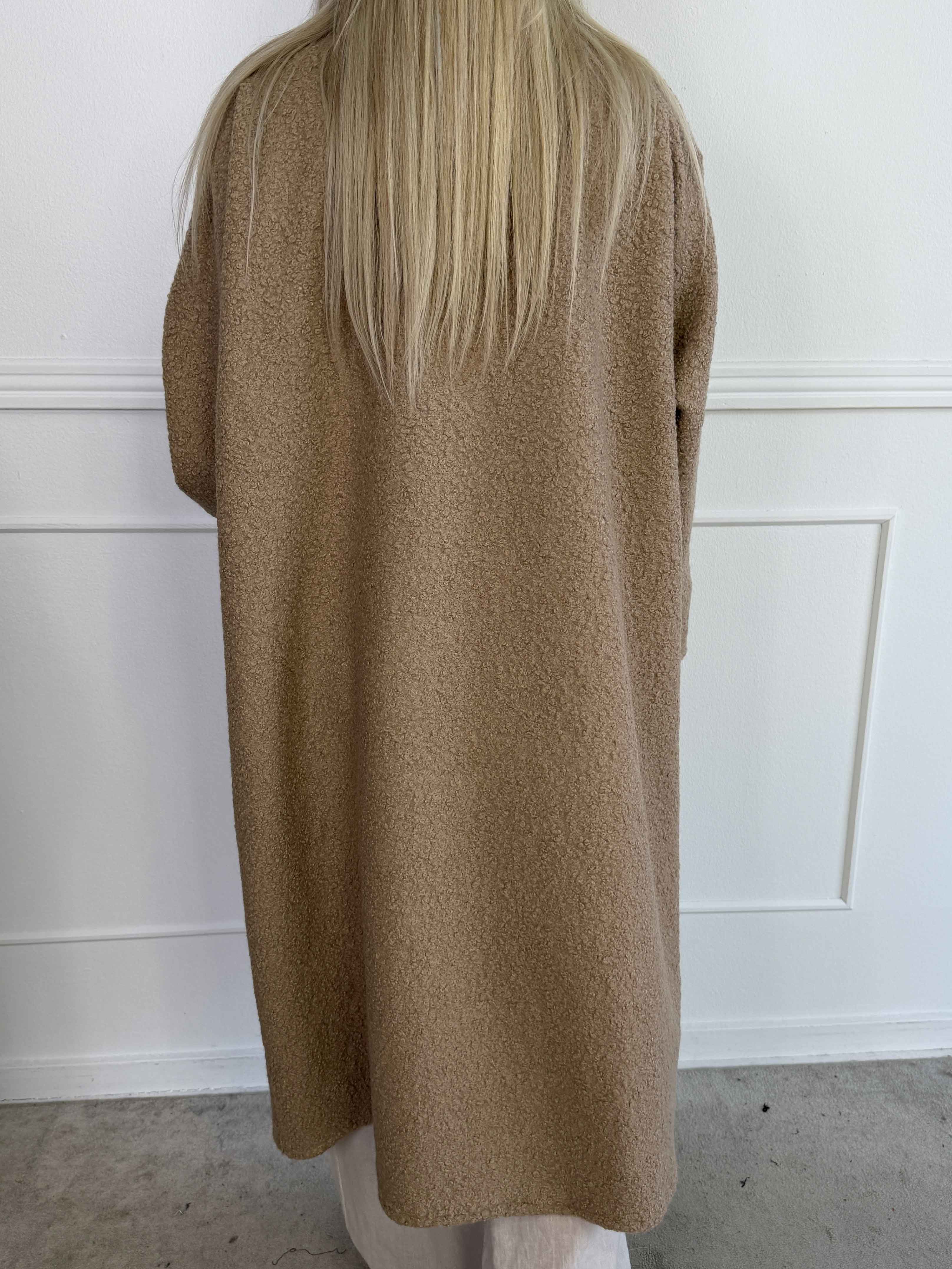 Annah Teddy - Oversized kappa i mjukt teddytyg med synliga sömmar och stora fickor