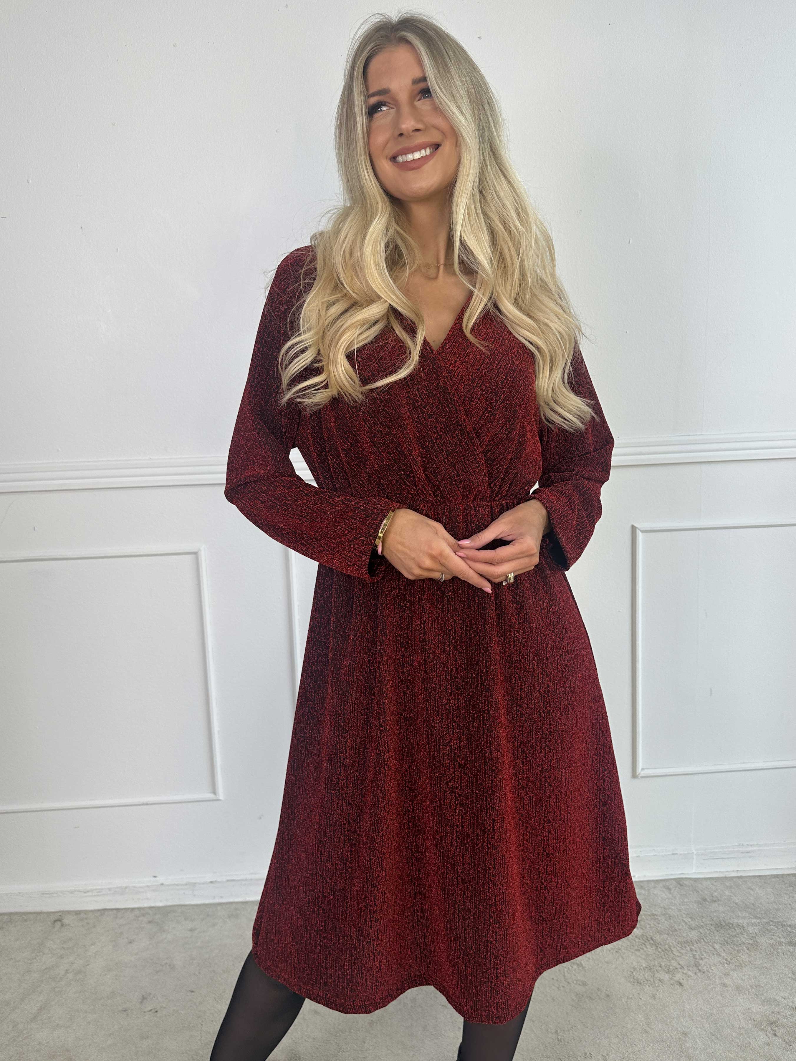 Lina - Söt festklänning med glittertråd och elegant korsdetalj vid bysten