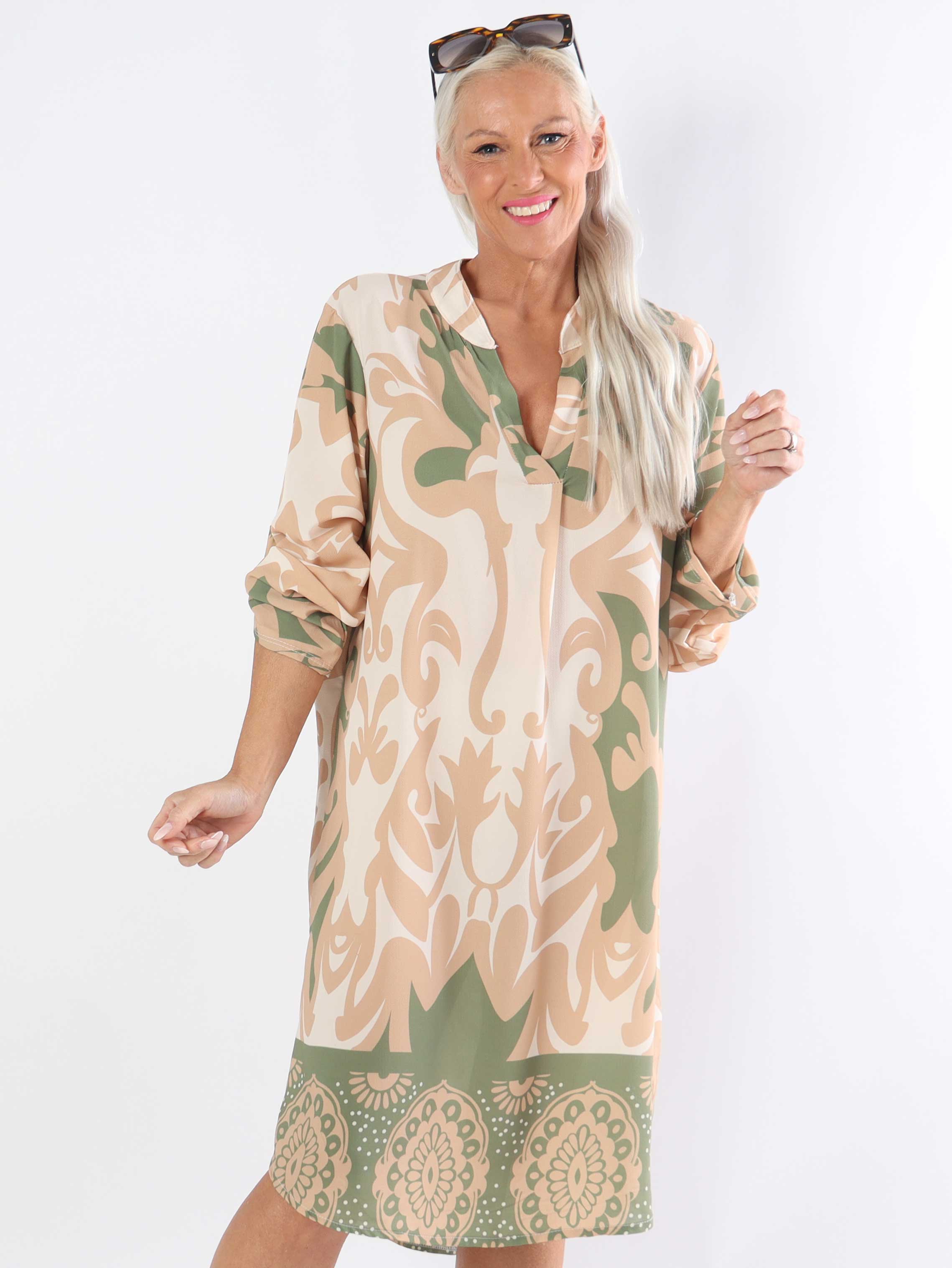 Vanesa Boheme Dress - Lätt och luftigt mönstrad plus size-klänning i viskos