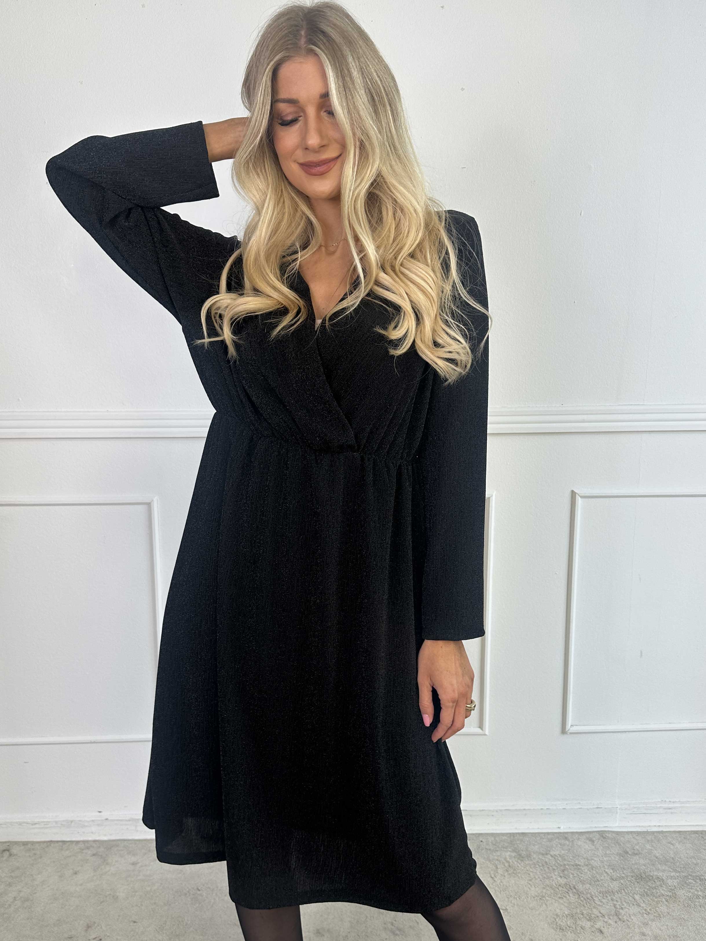 Lina - Söt festklänning med glittertråd och elegant korsdetalj vid bysten