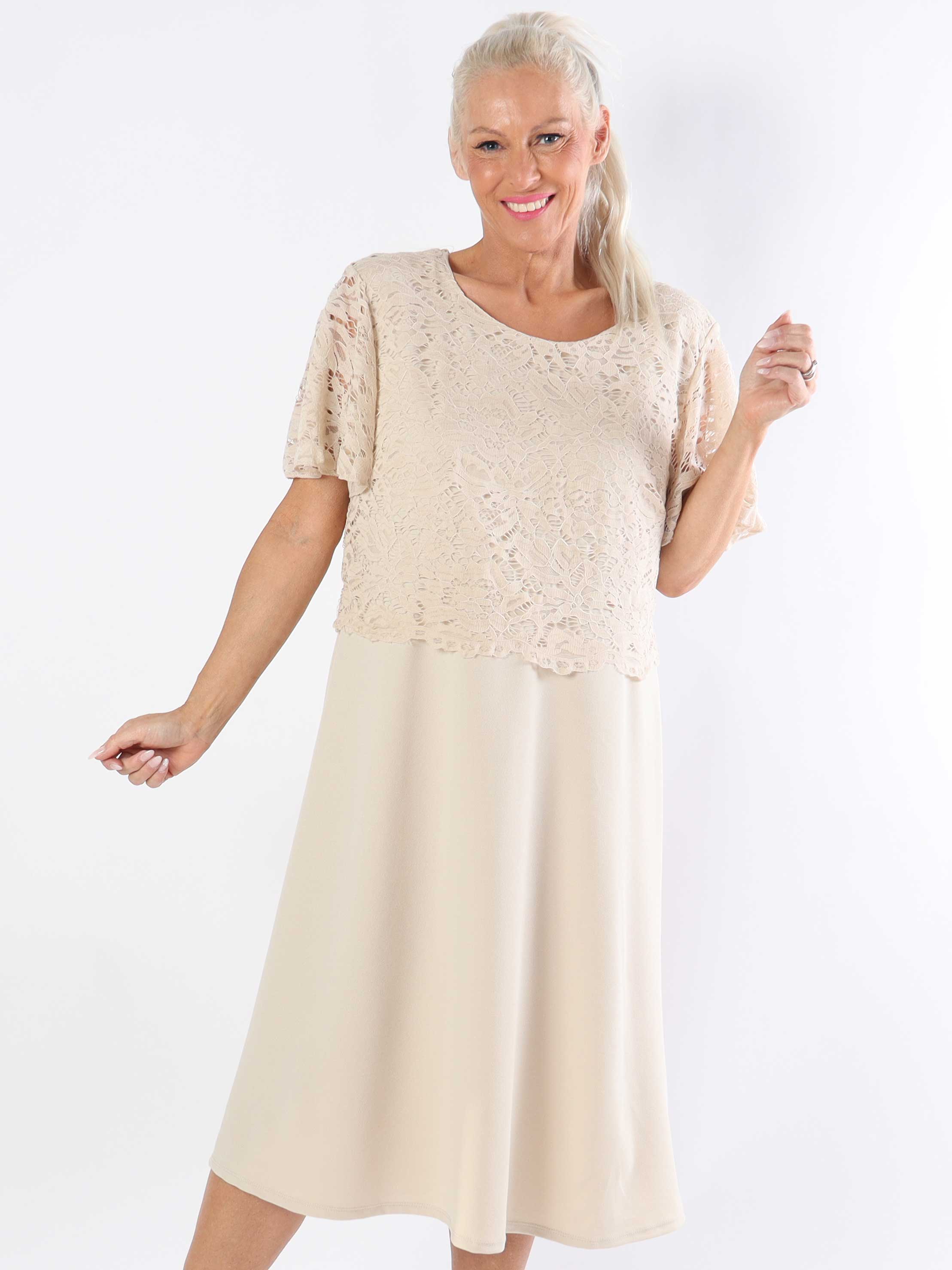 Aniki - Fin feminin plus size-klänning med spetsöverdel