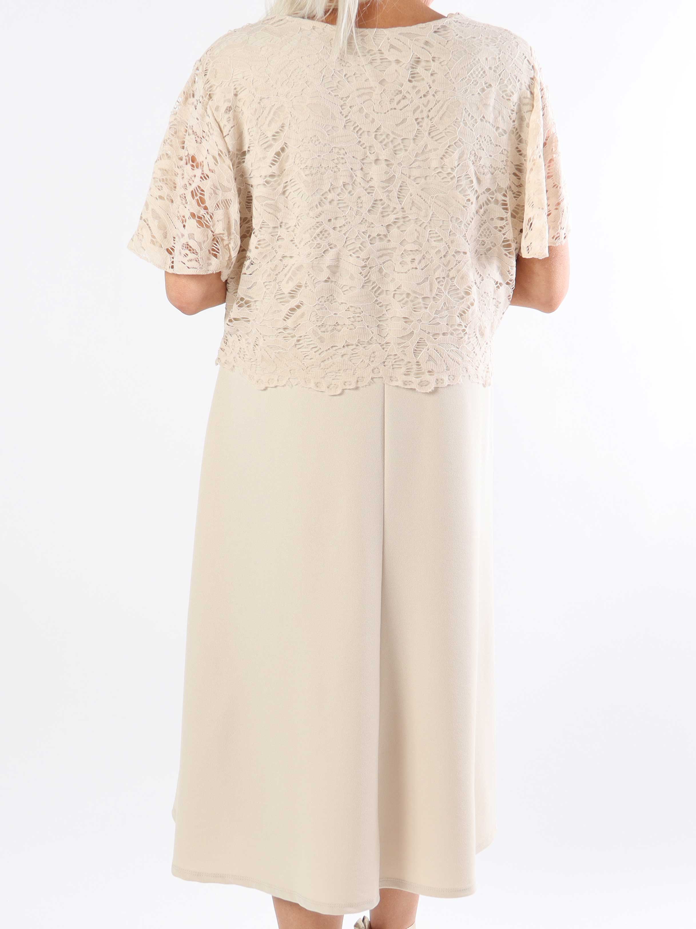 Aniki - Fin feminin plus size-klänning med spetsöverdel