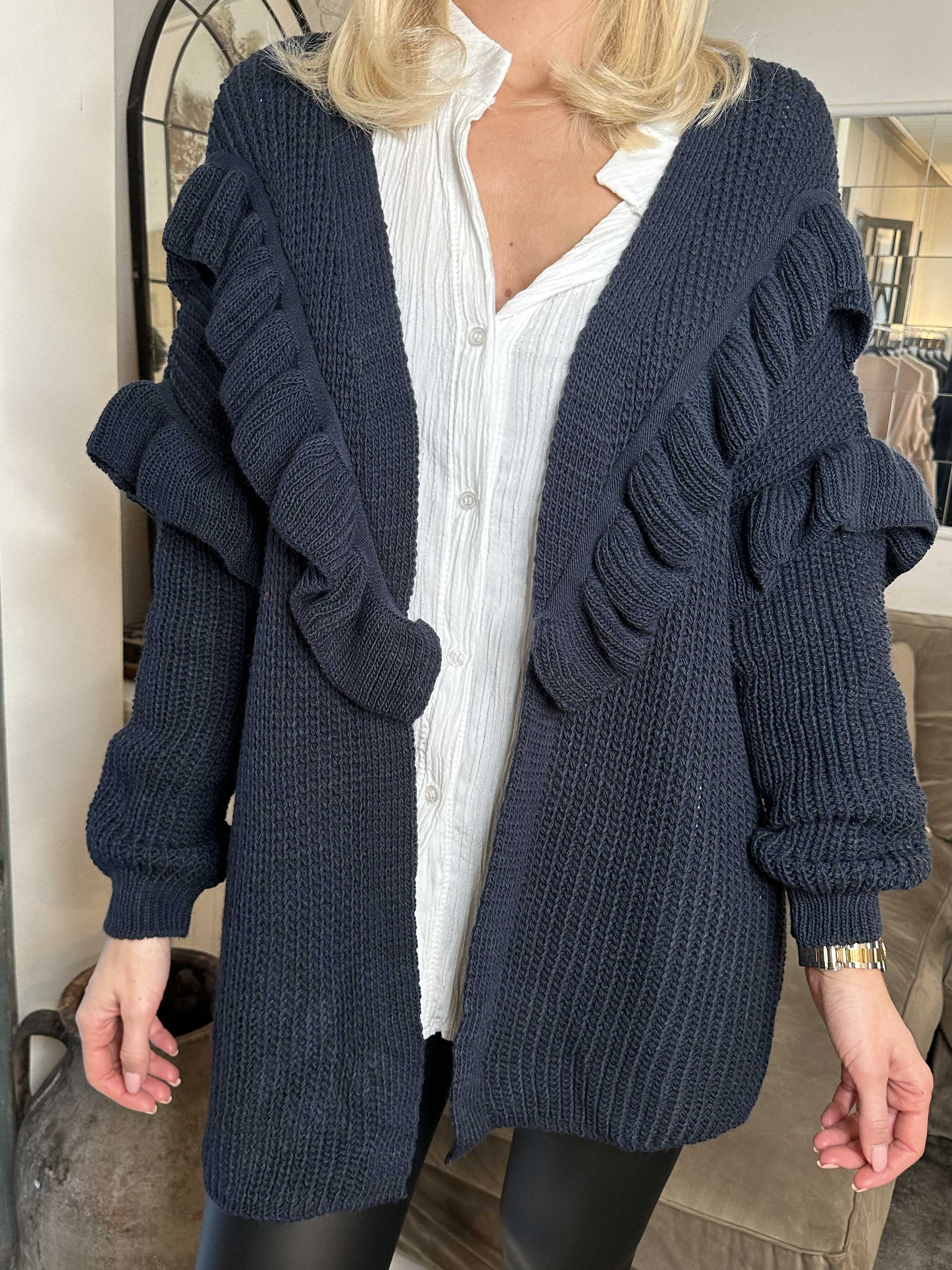 Ellis Cardigan - Fin stickad kofta med fina volangdetaljer