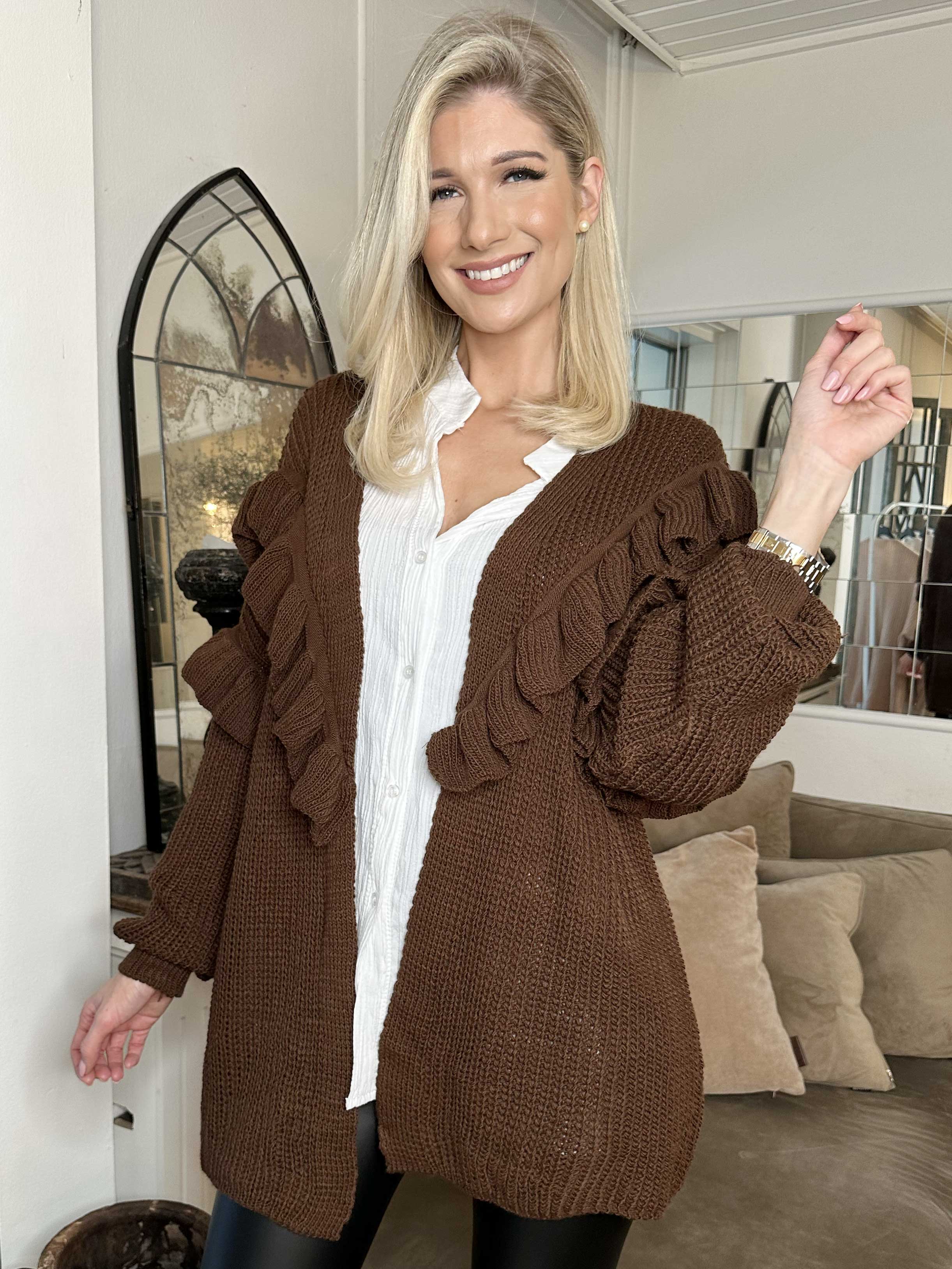 Ellis Cardigan - Fin stickad kofta med fina volangdetaljer