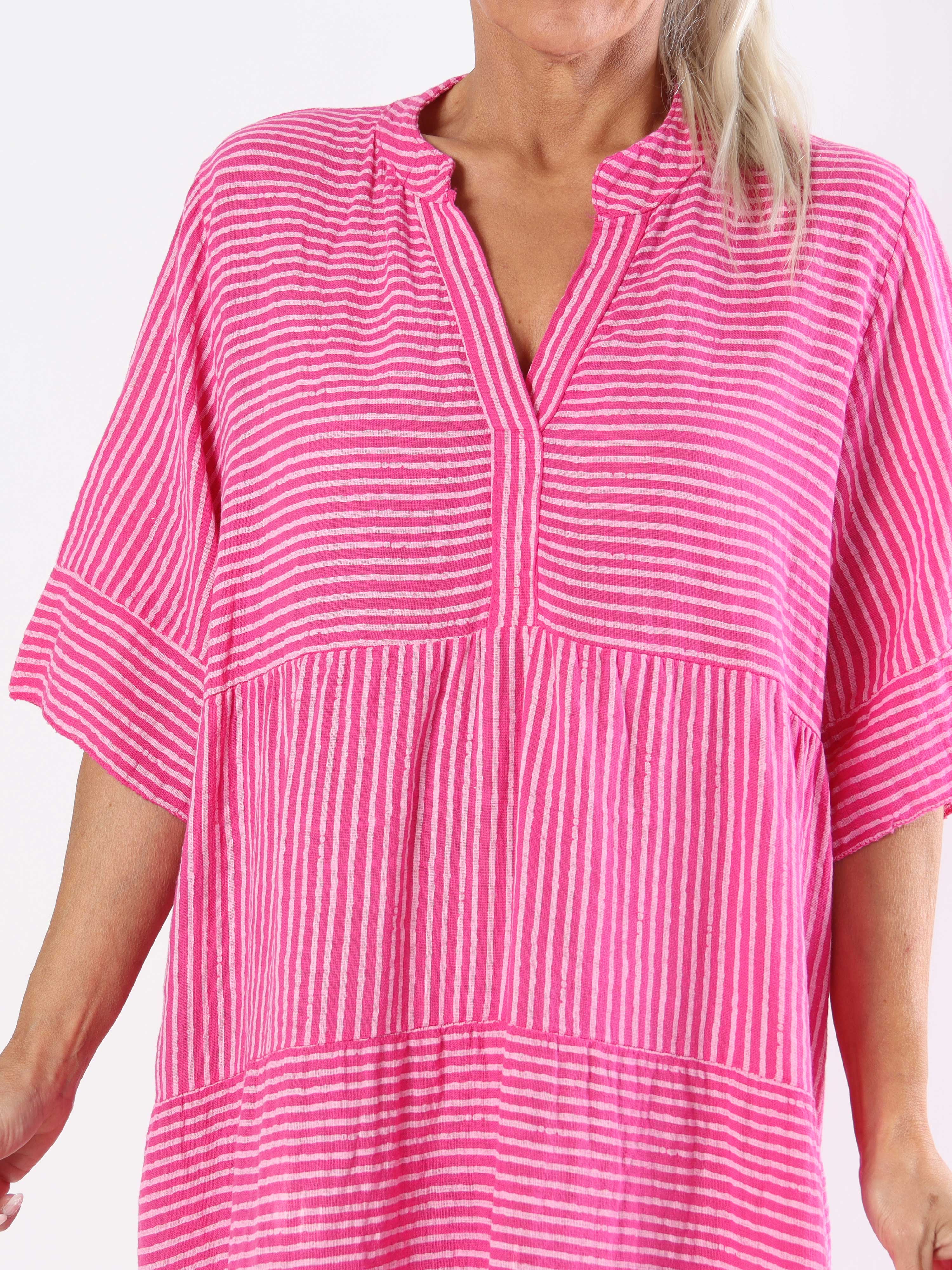 Jenni - Söt randig bomullsklänning i plus size i linne-liknande tyg