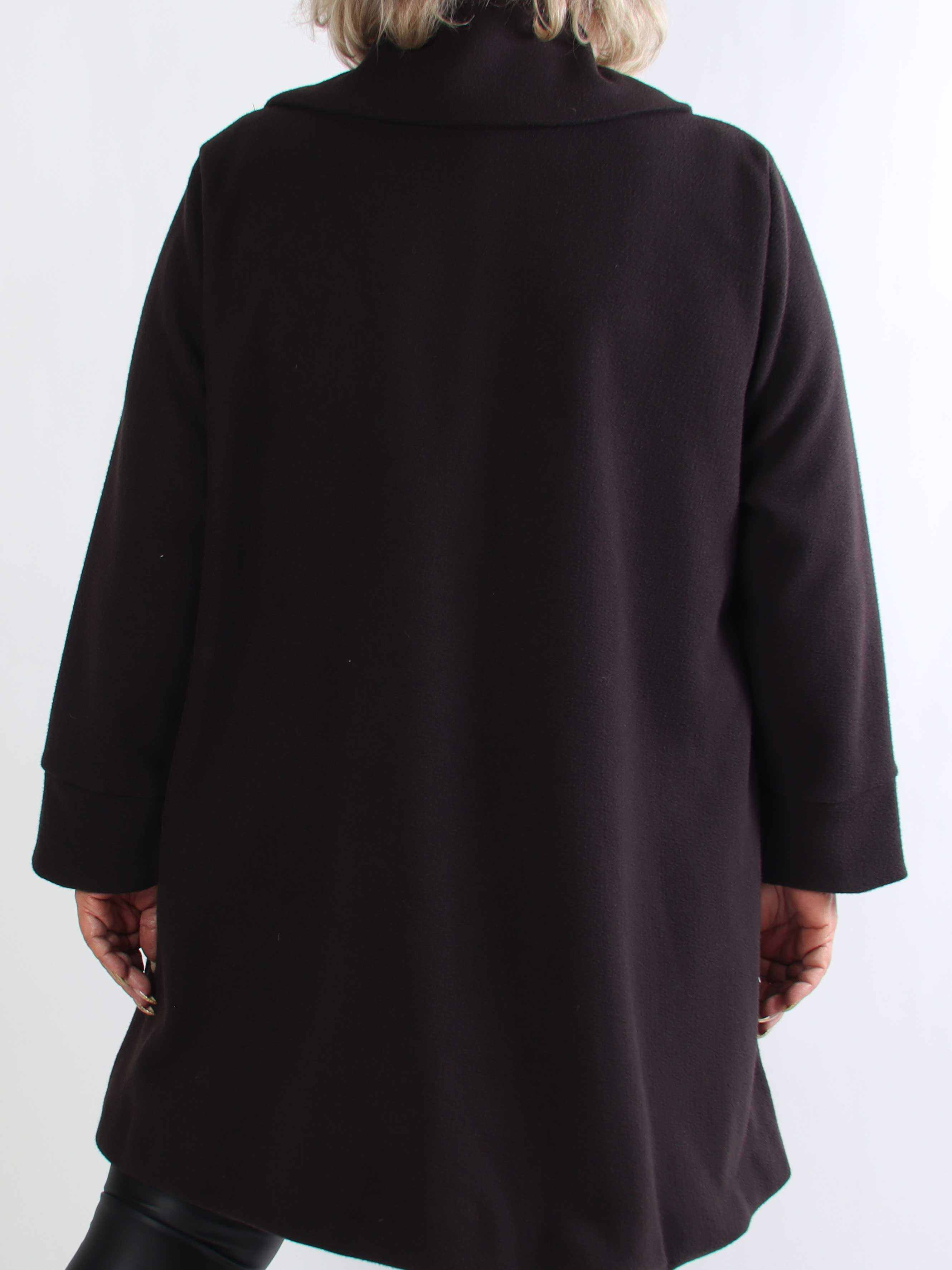 Yalena - Klassisk plus size frakke i A-facon med lommer