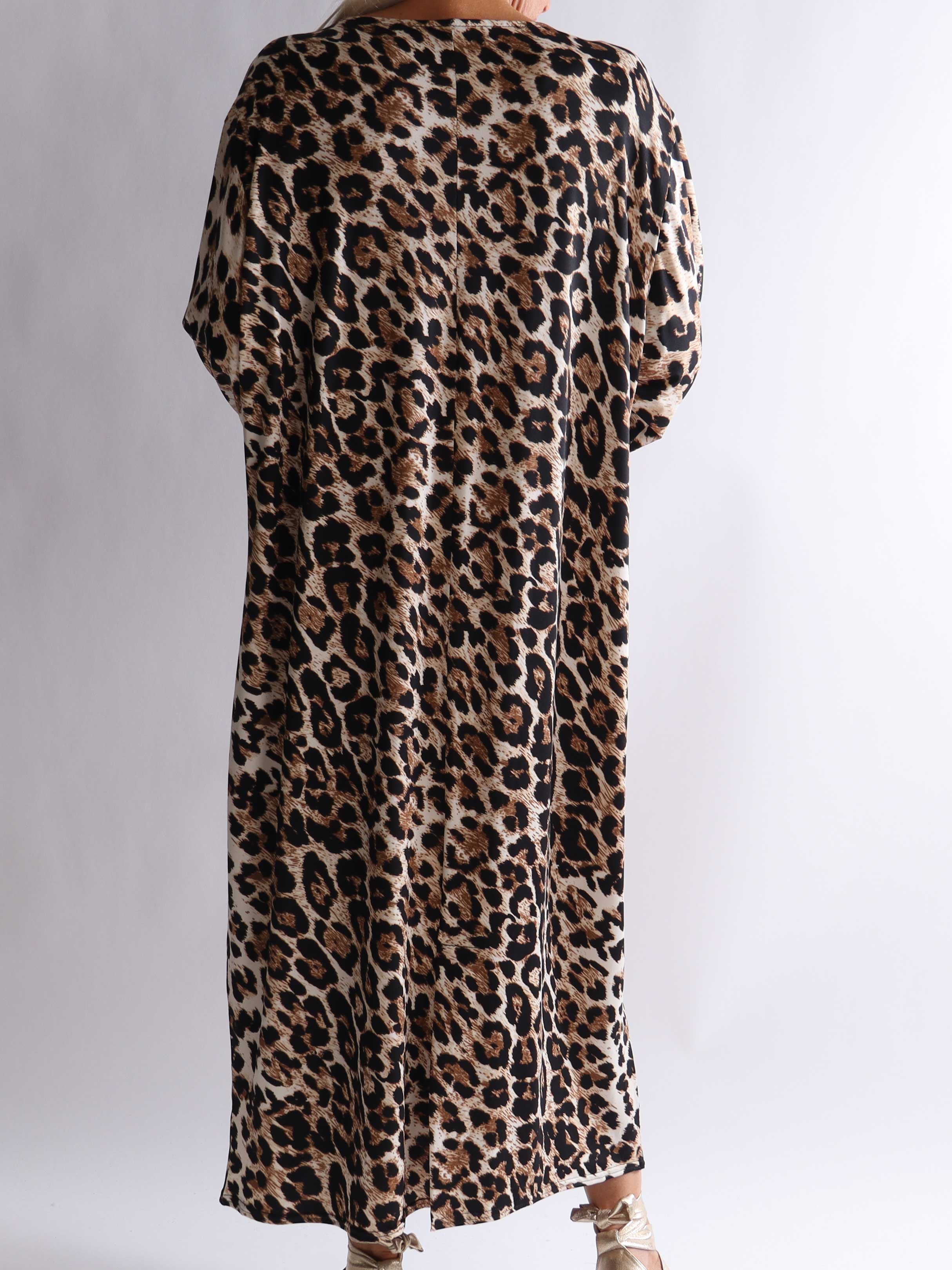 Katri - Lång plus size-klänning i skrynkelfritt leopardtyg