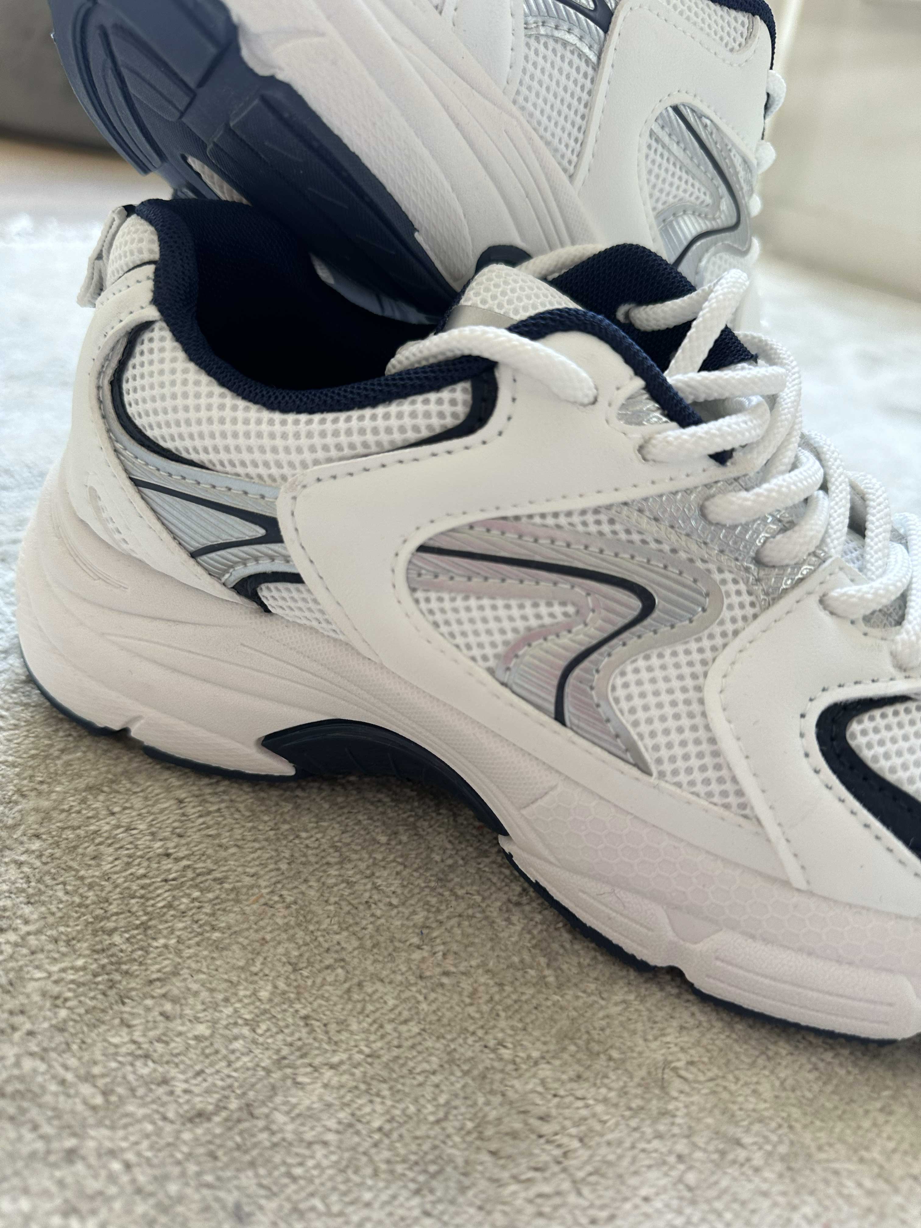 Scalea - Sportiga sneakers med vit sula