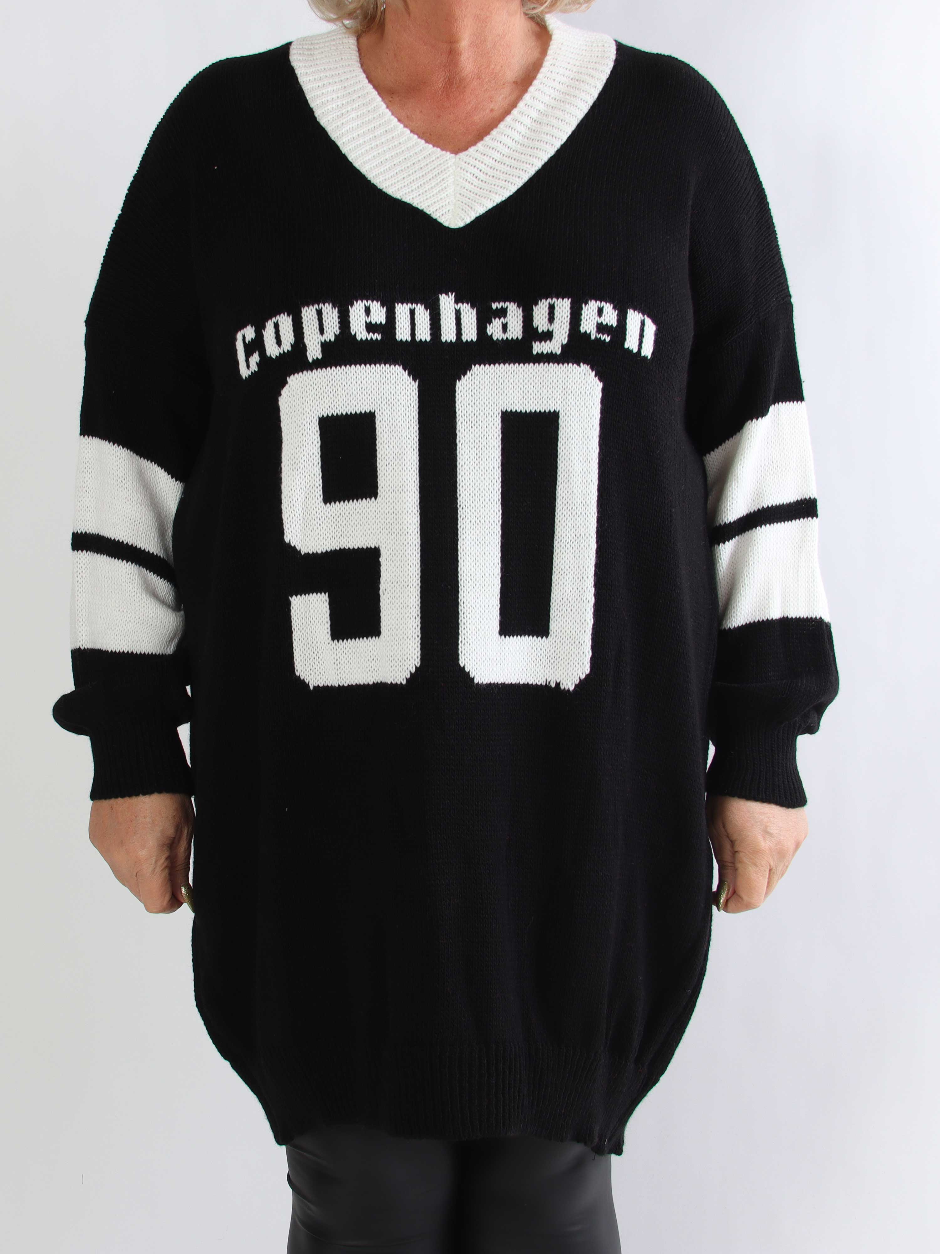 Tiane - Sporty plus size strikkjole med motiv foran