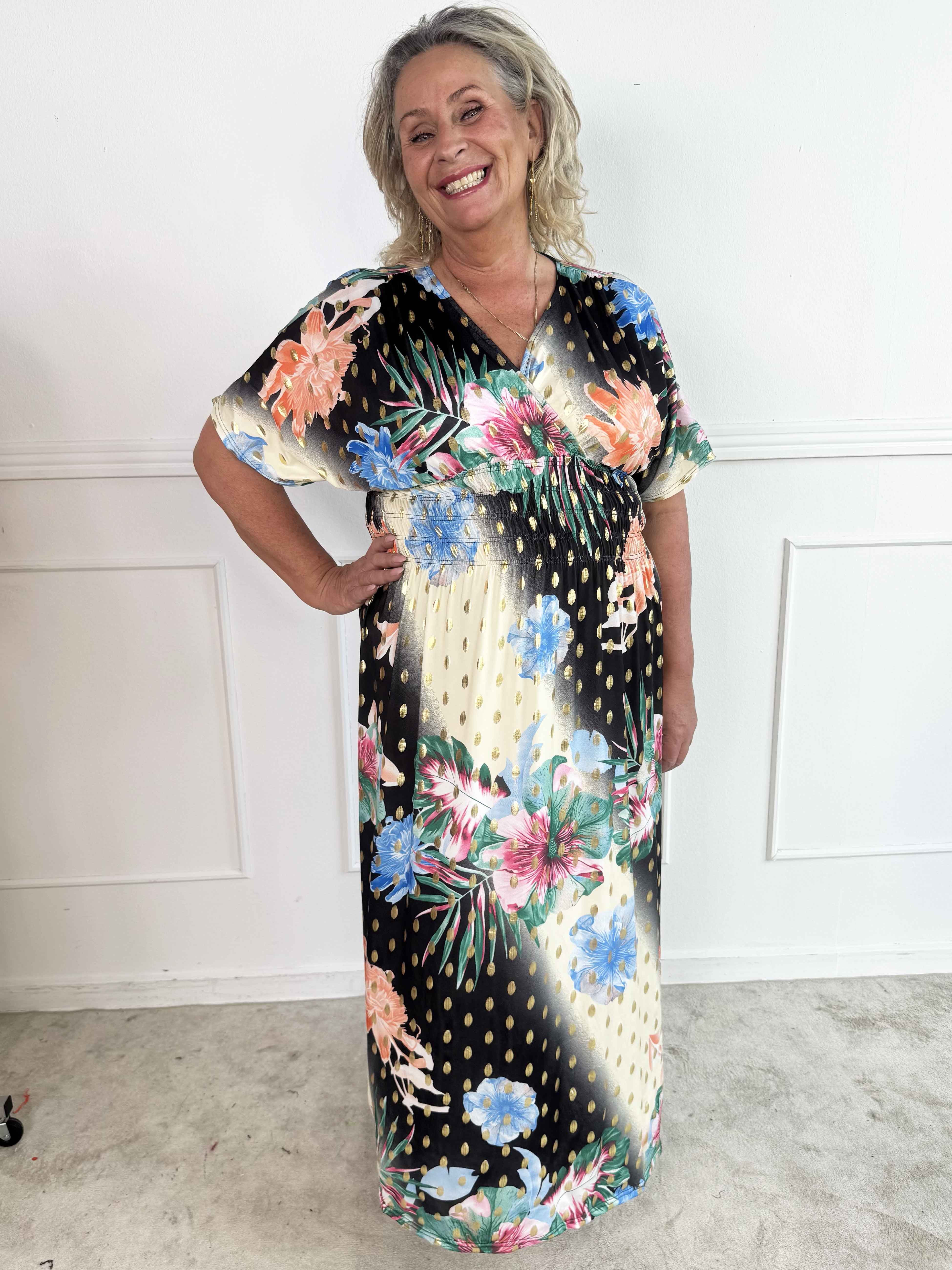 Pams Hawaii - Lång plus size klänning i stretchtyg med blommönster