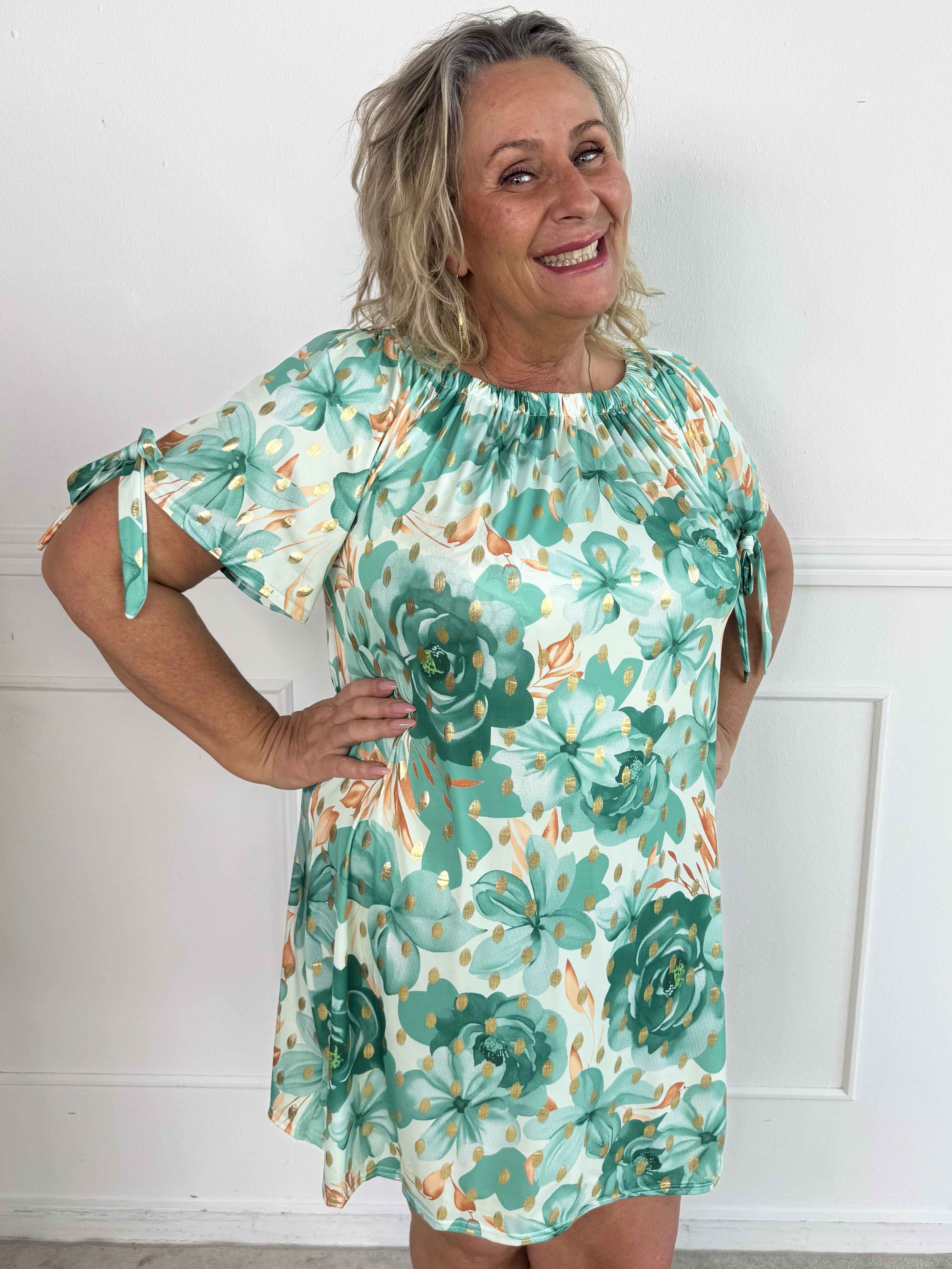 Sofia - Söt plus size blommig klänning med resår i halsen