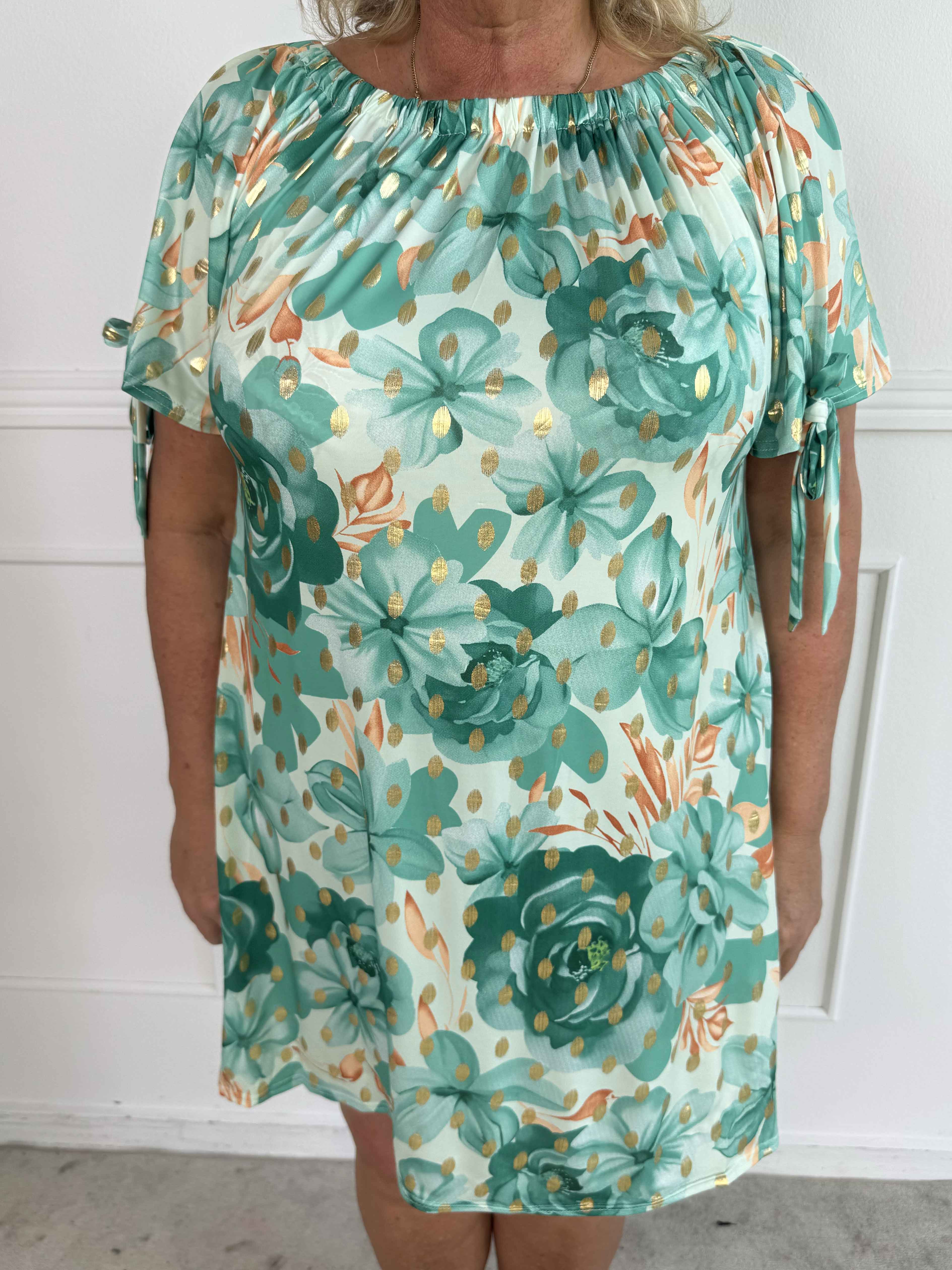 Sofia - Söt plus size blommig klänning med resår i halsen