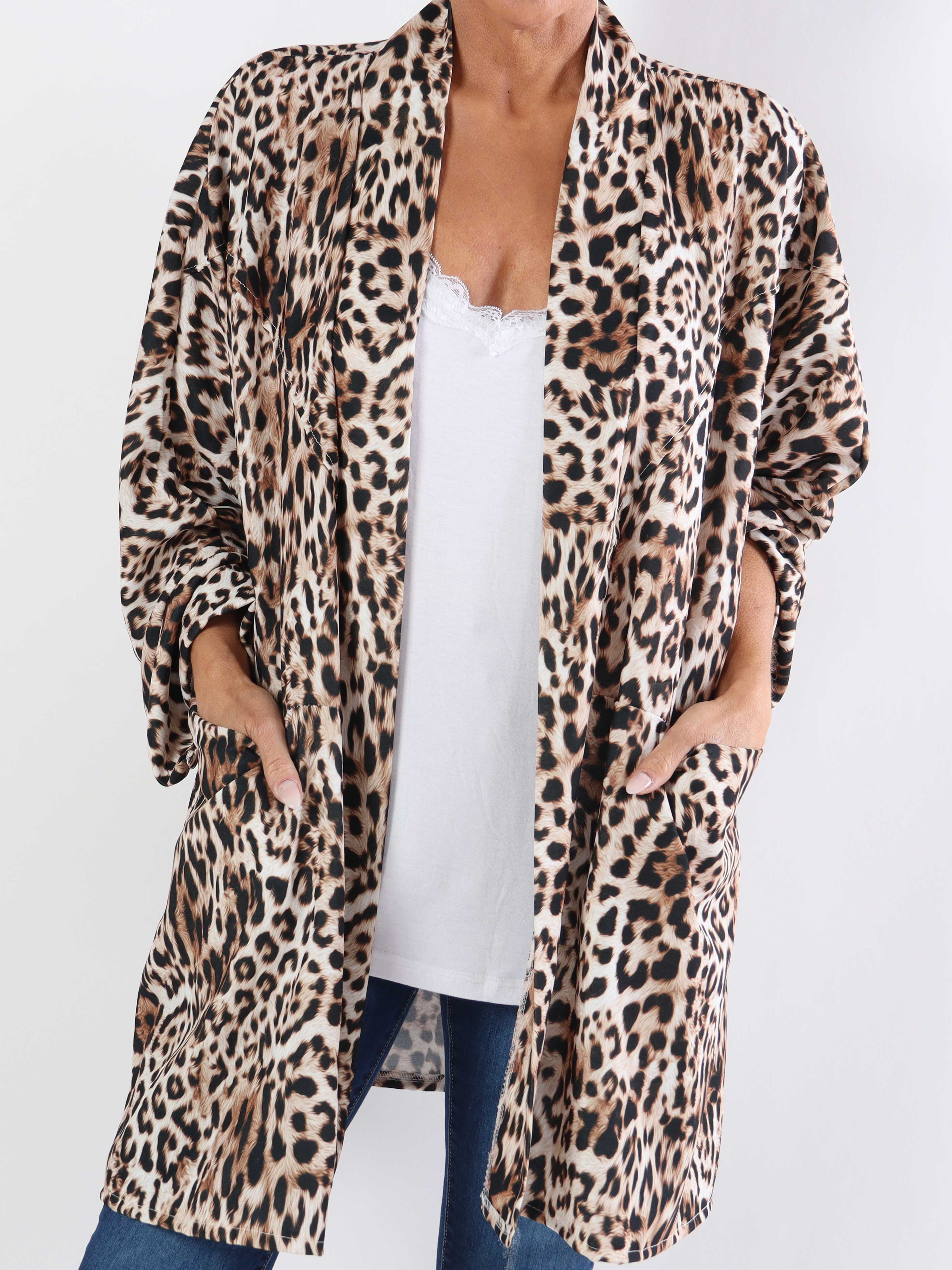 Annah Light Leo Short - Plus size sommarjacka med tydliga sömmar och fickor