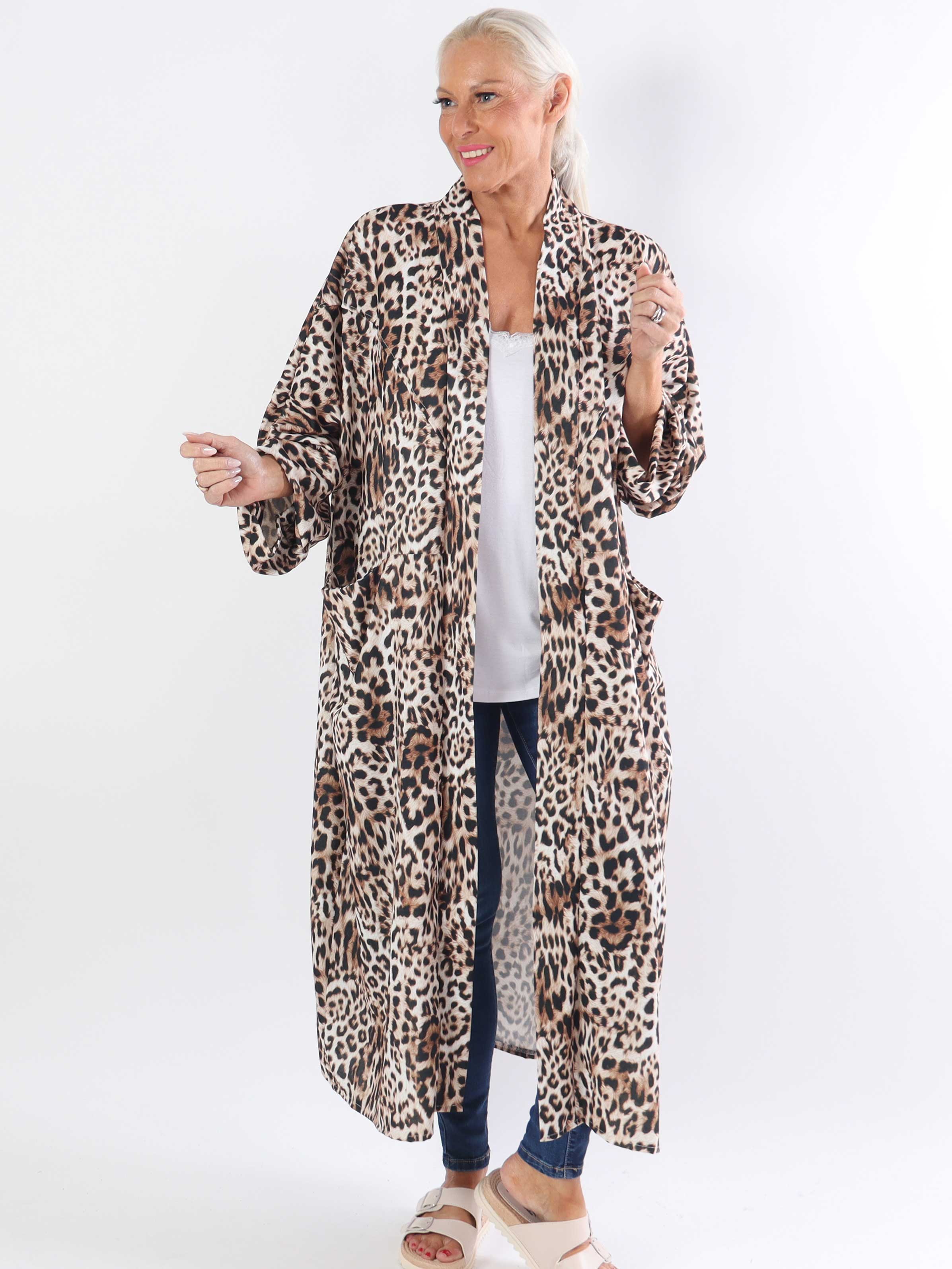 Annah Light Leo - Plus size sommarjacka med tydliga sömmar och fickor
