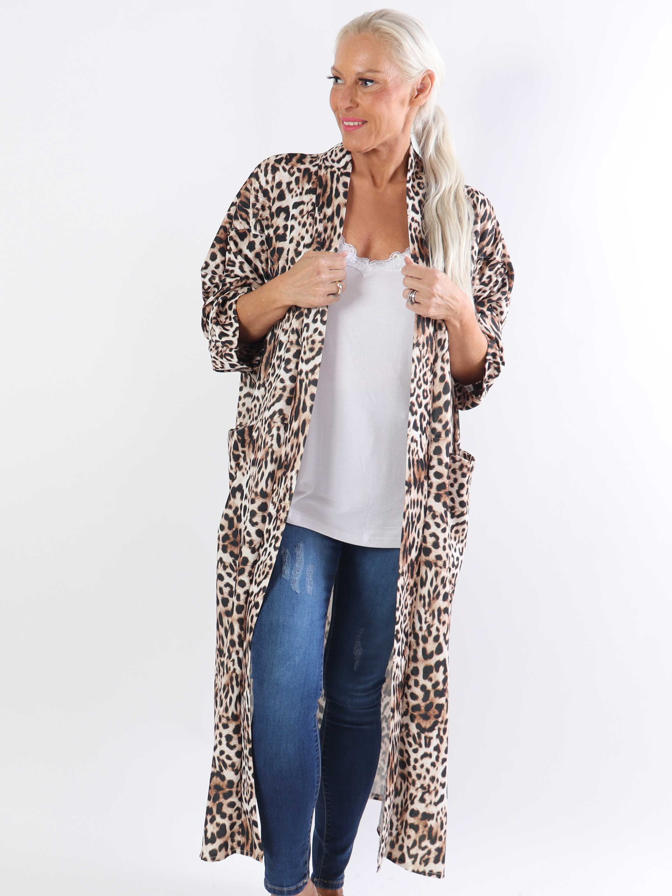 Annah Light Leo - Plus size sommarjacka med tydliga sömmar och fickor