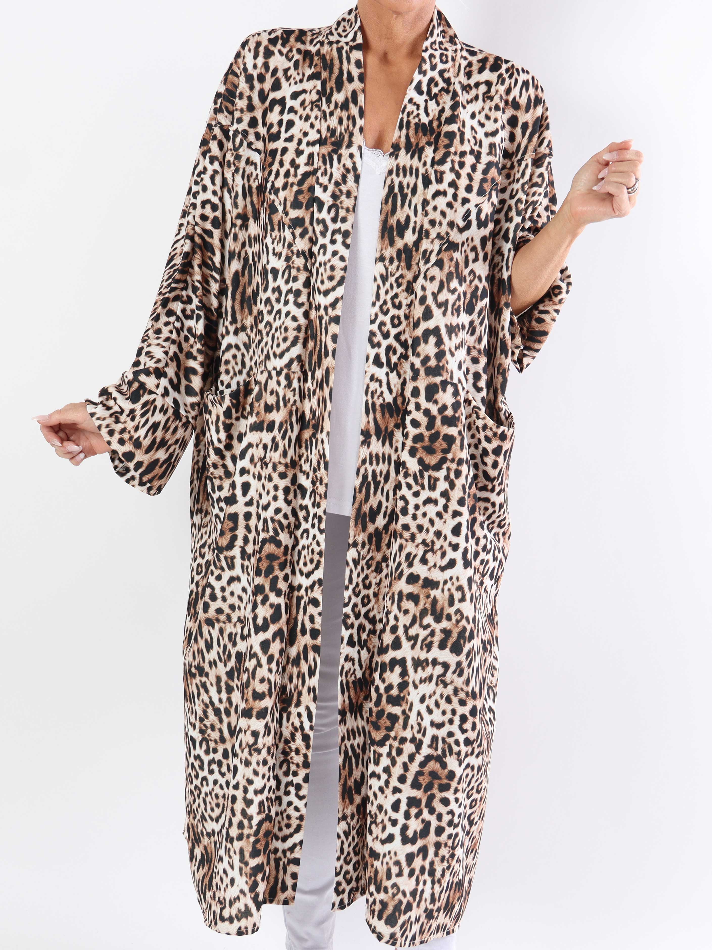 Annah Light Leo - Plus size sommarjacka med tydliga sömmar och fickor