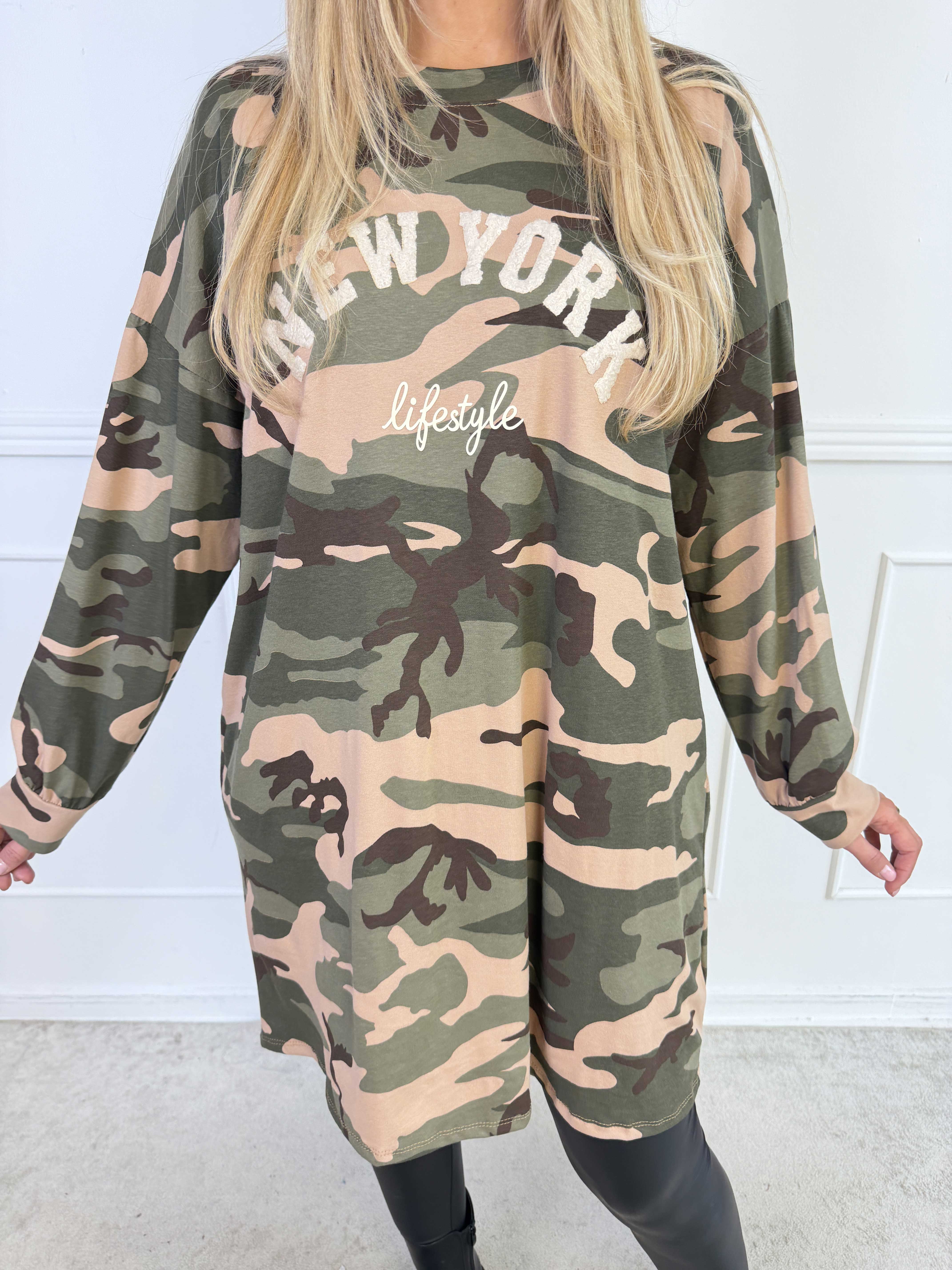 Belvi – Sportig plus size sweatshirtklänning i bomull med kamouflagemönster och ”NEW YORK”-tryck