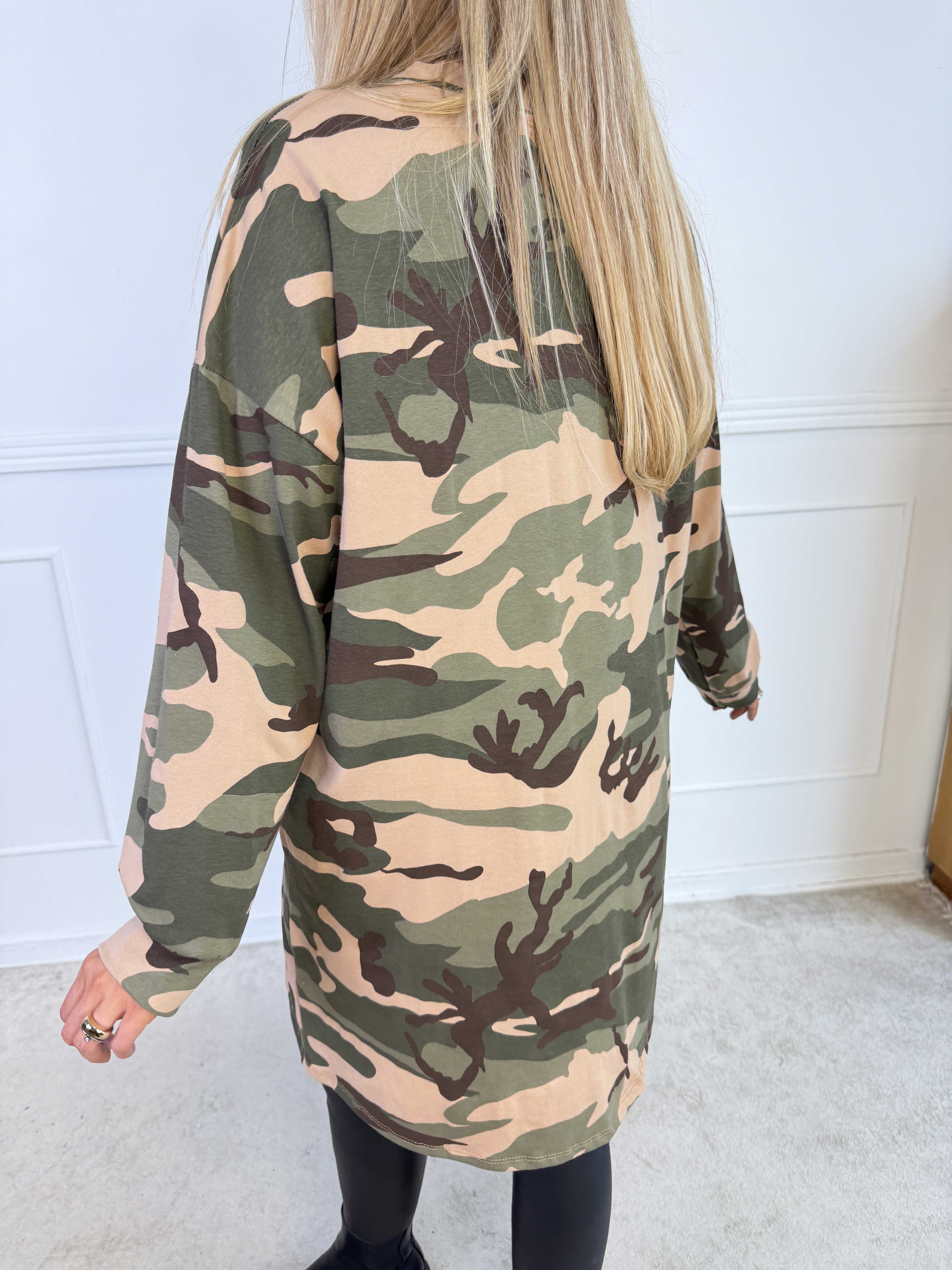Belvi – Sportig plus size sweatshirtklänning i bomull med kamouflagemönster och ”NEW YORK”-tryck
