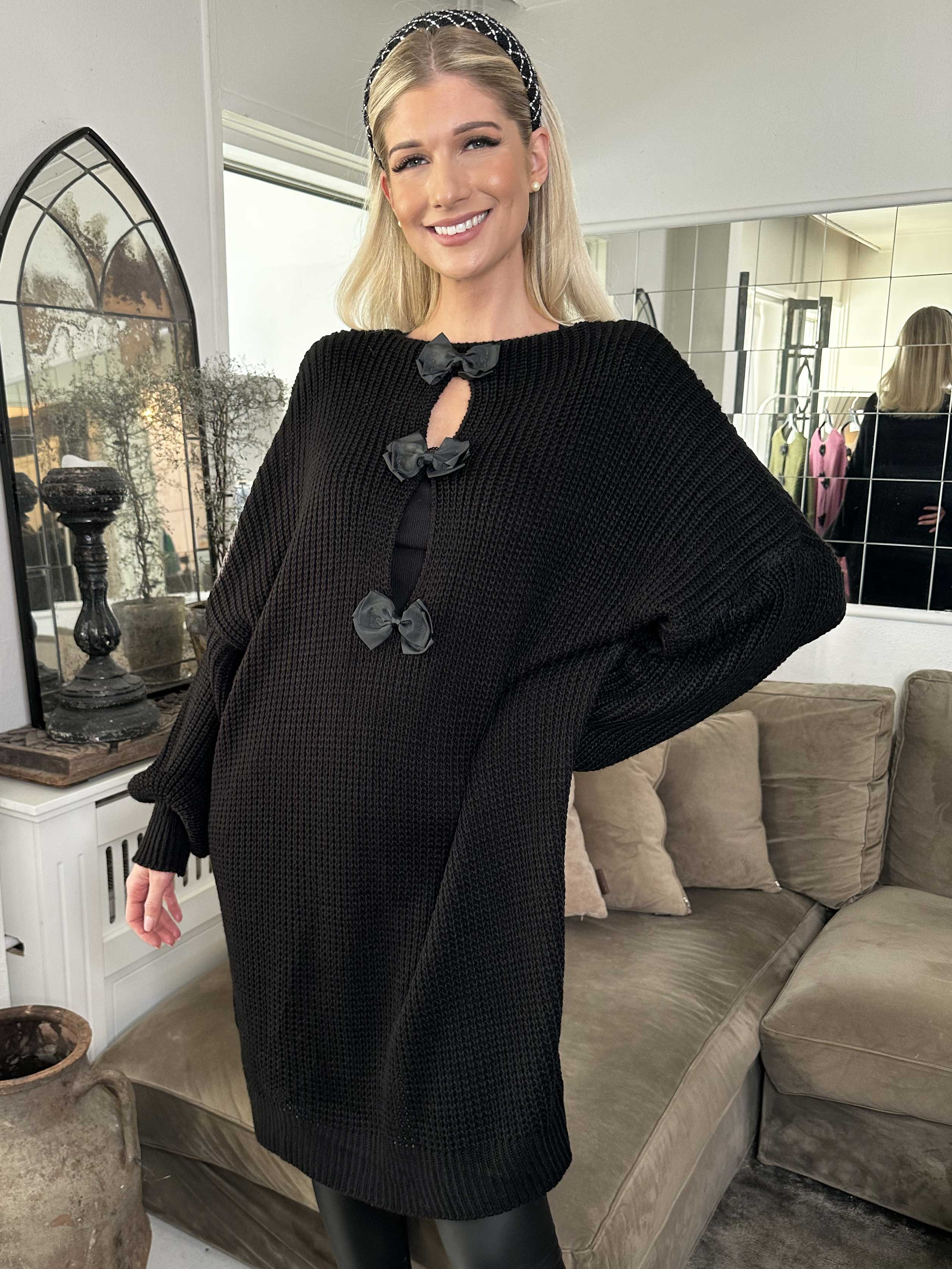 Diana - Fin stickad klänning med ballongärmar och rosetter