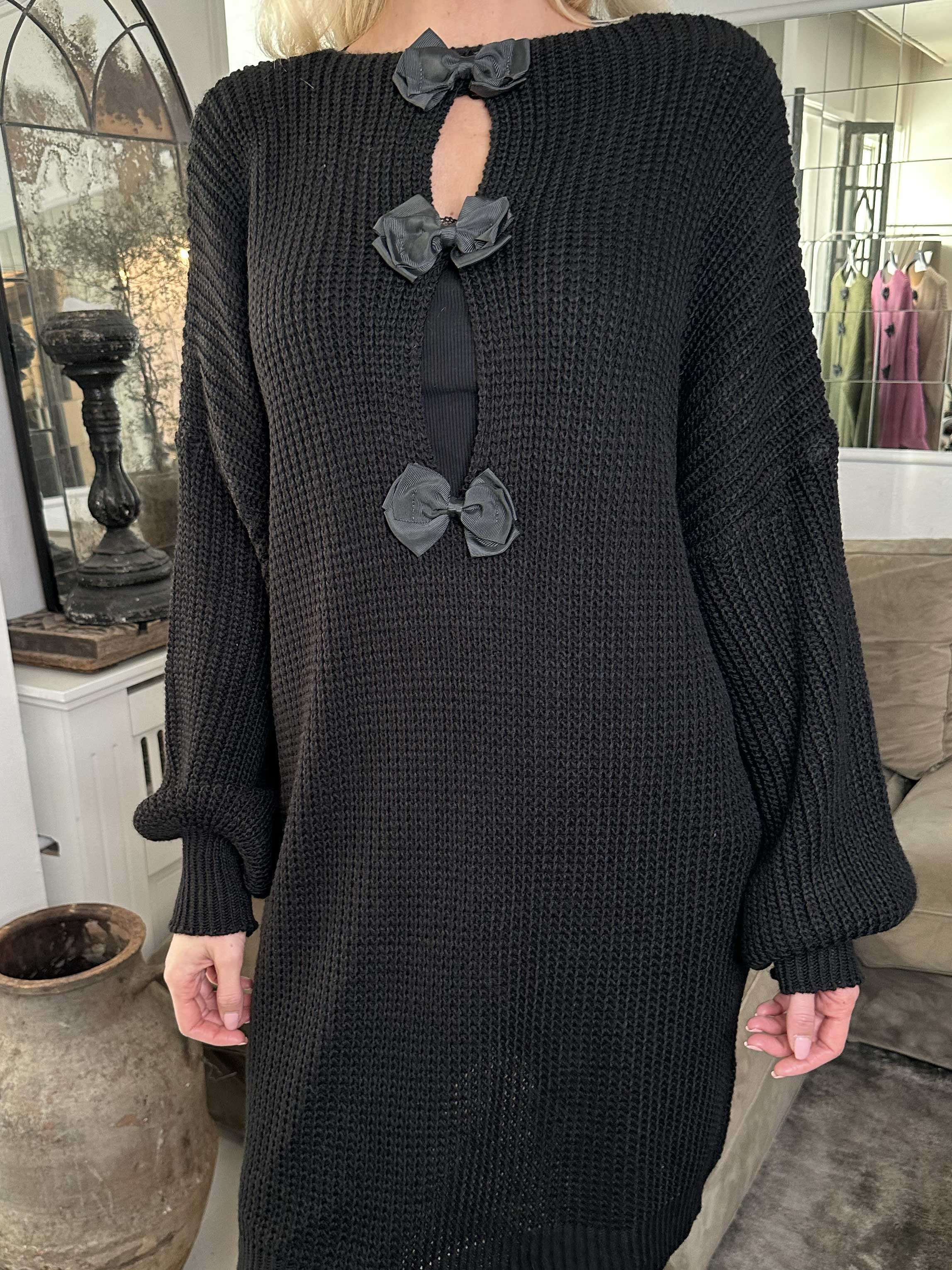 Diana - Fin stickad klänning med ballongärmar och rosetter