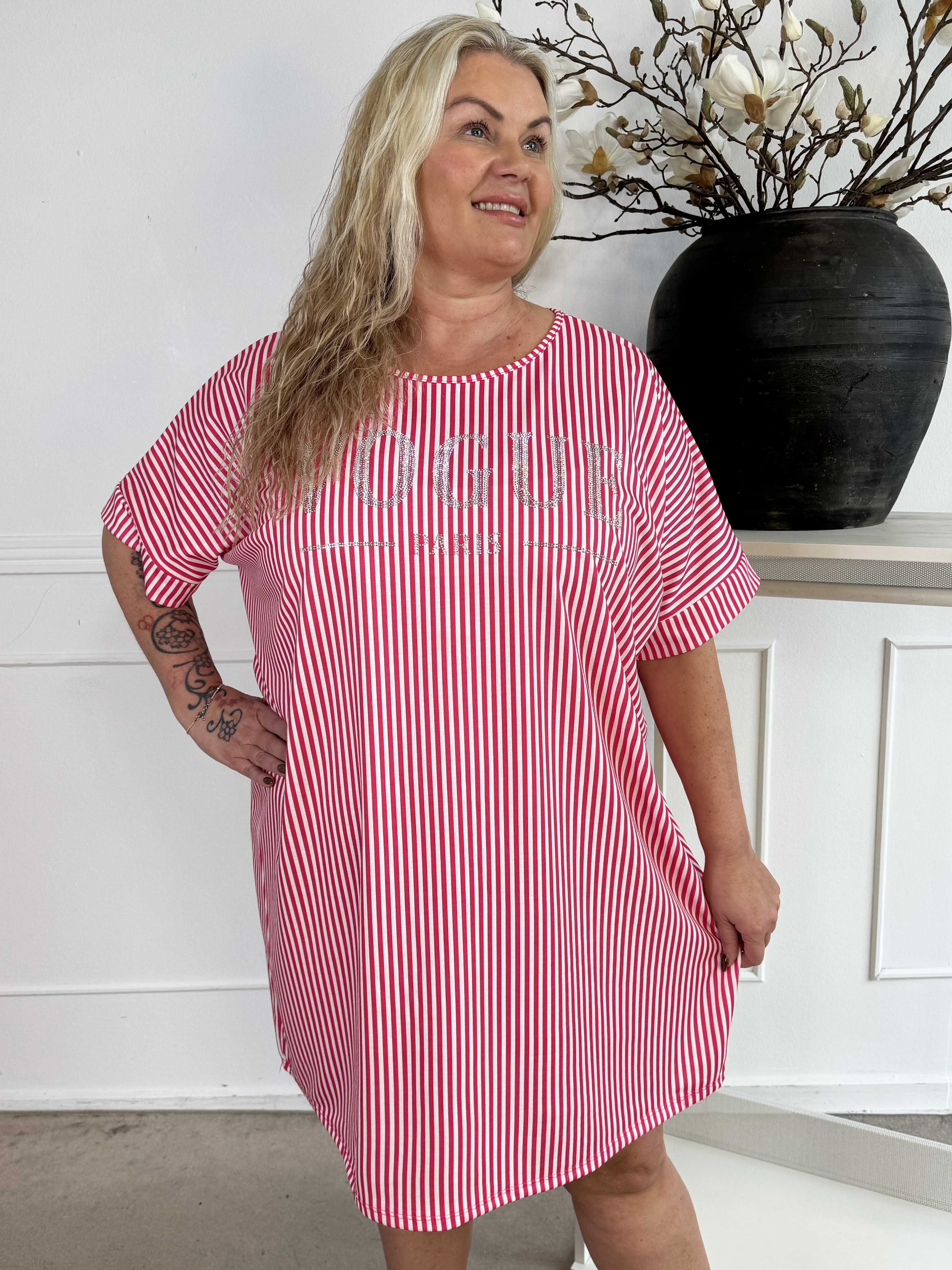 Mintu Stripe Dress - Plus size randig klänning i bomull med similisten