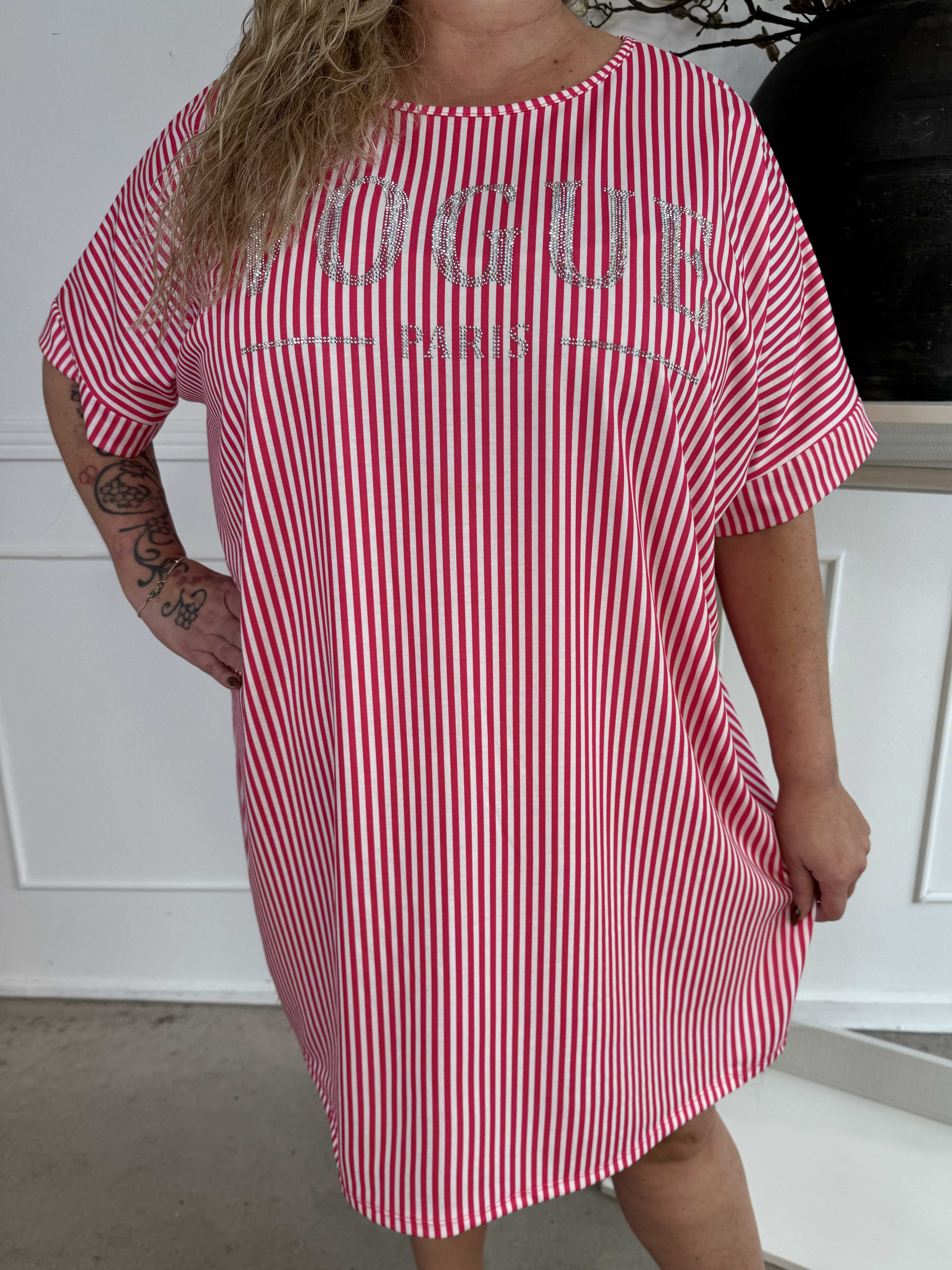 Mintu Stripe Dress - Plus size randig klänning i bomull med similisten