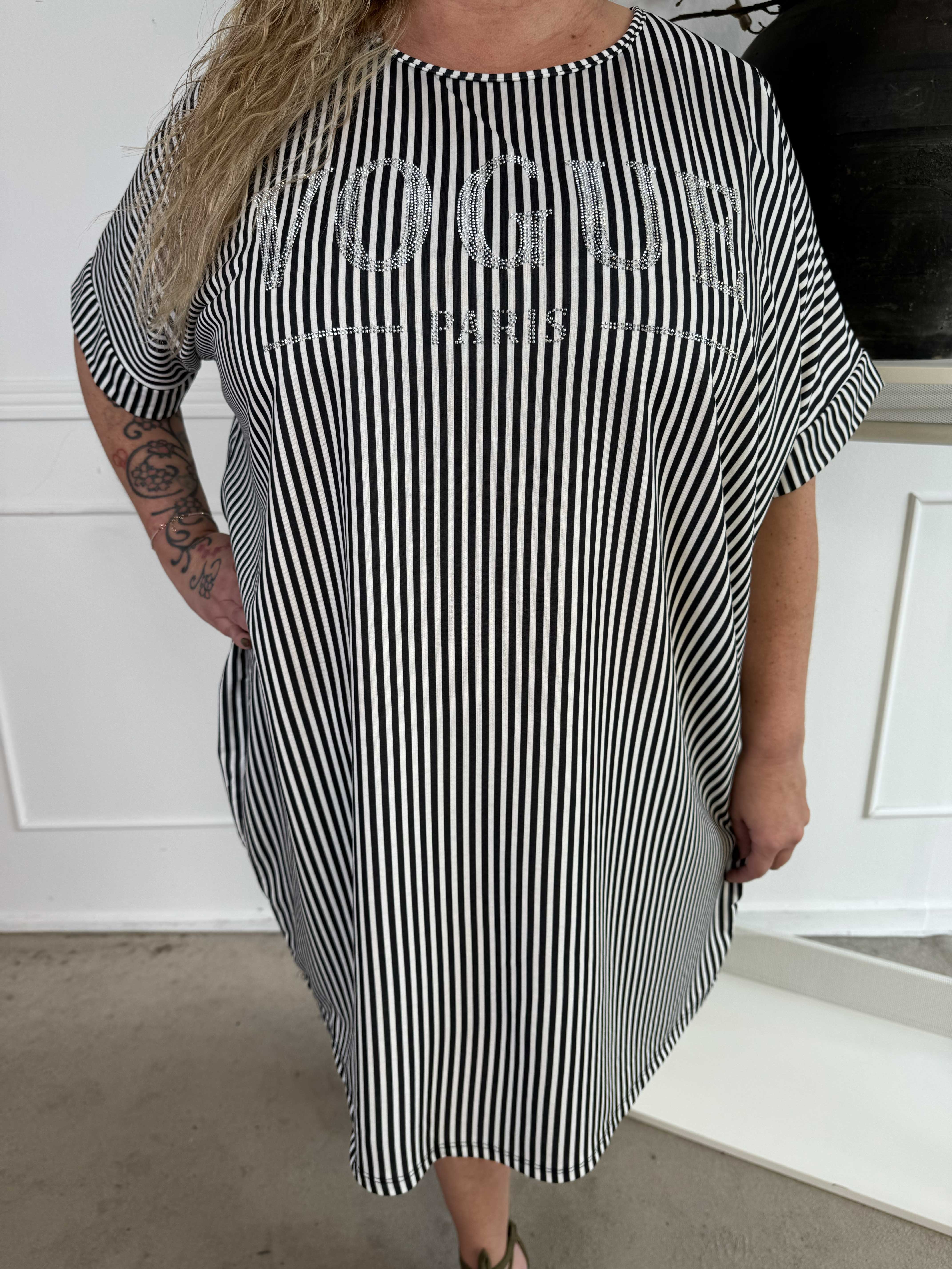 Mintu Stripe Dress - Plus size randig klänning i bomull med similisten