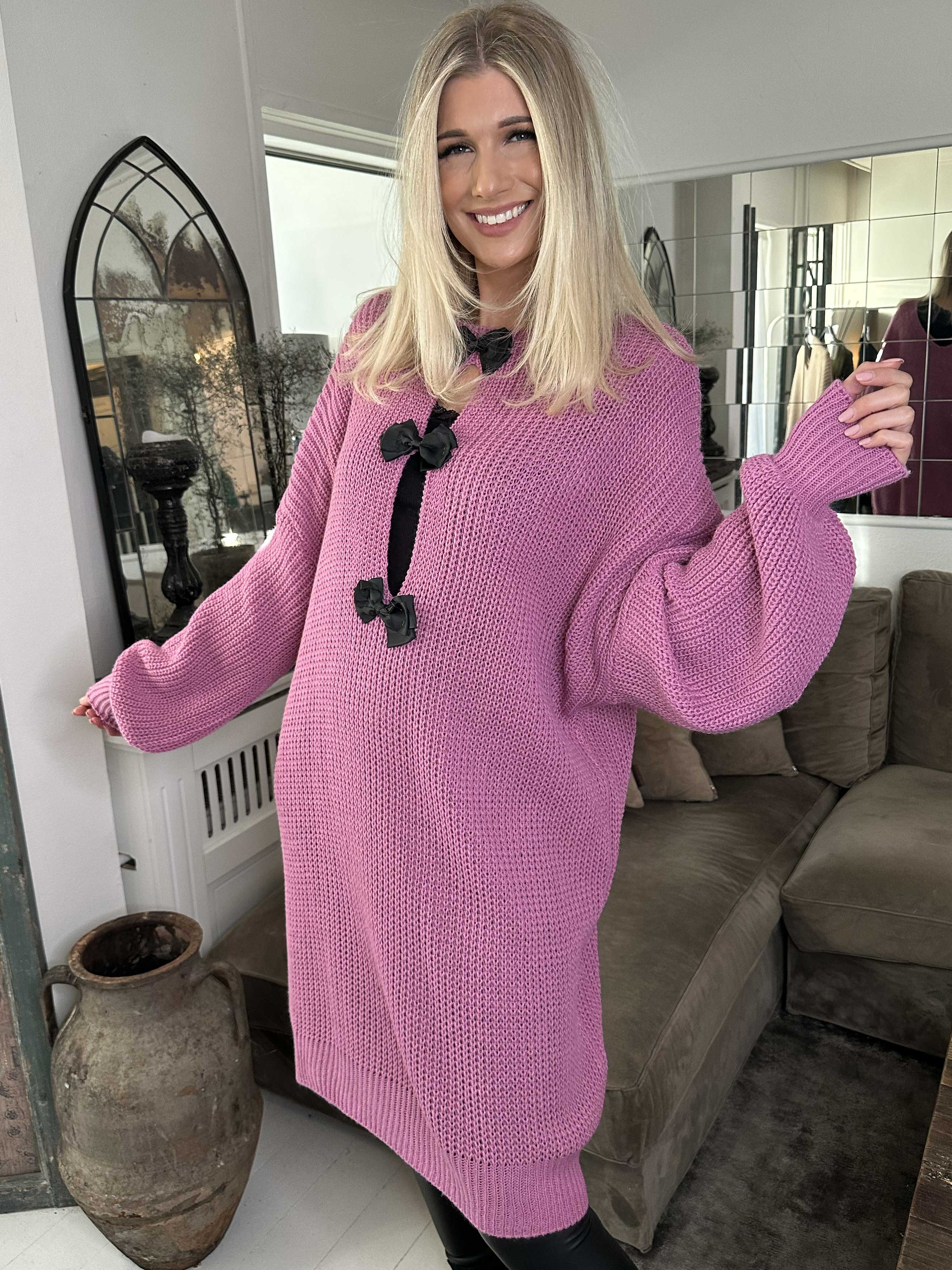 Diana - Fin stickad klänning med ballongärmar och rosetter
