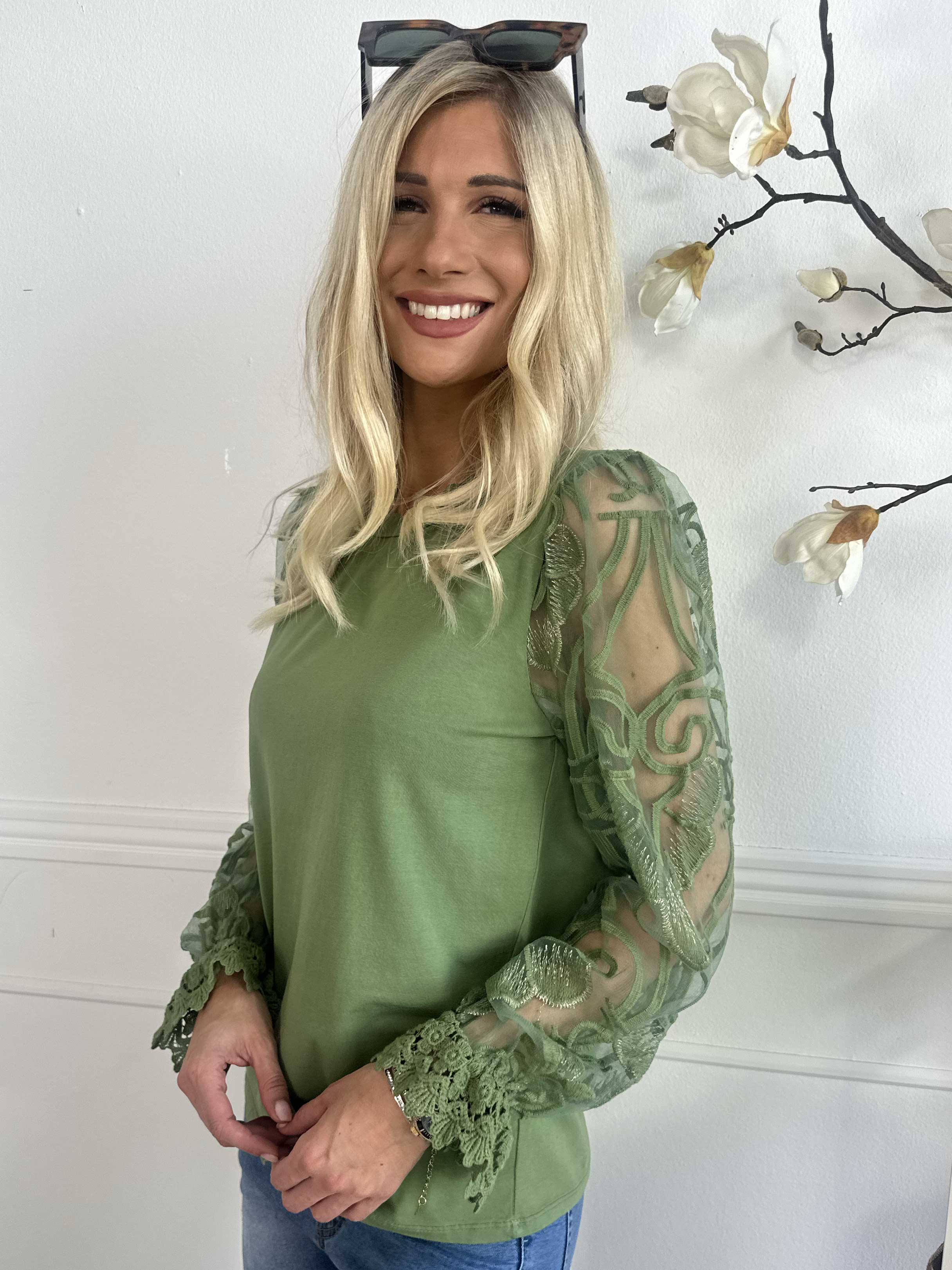 Nadine L/S - Söt blus med spetsärmar